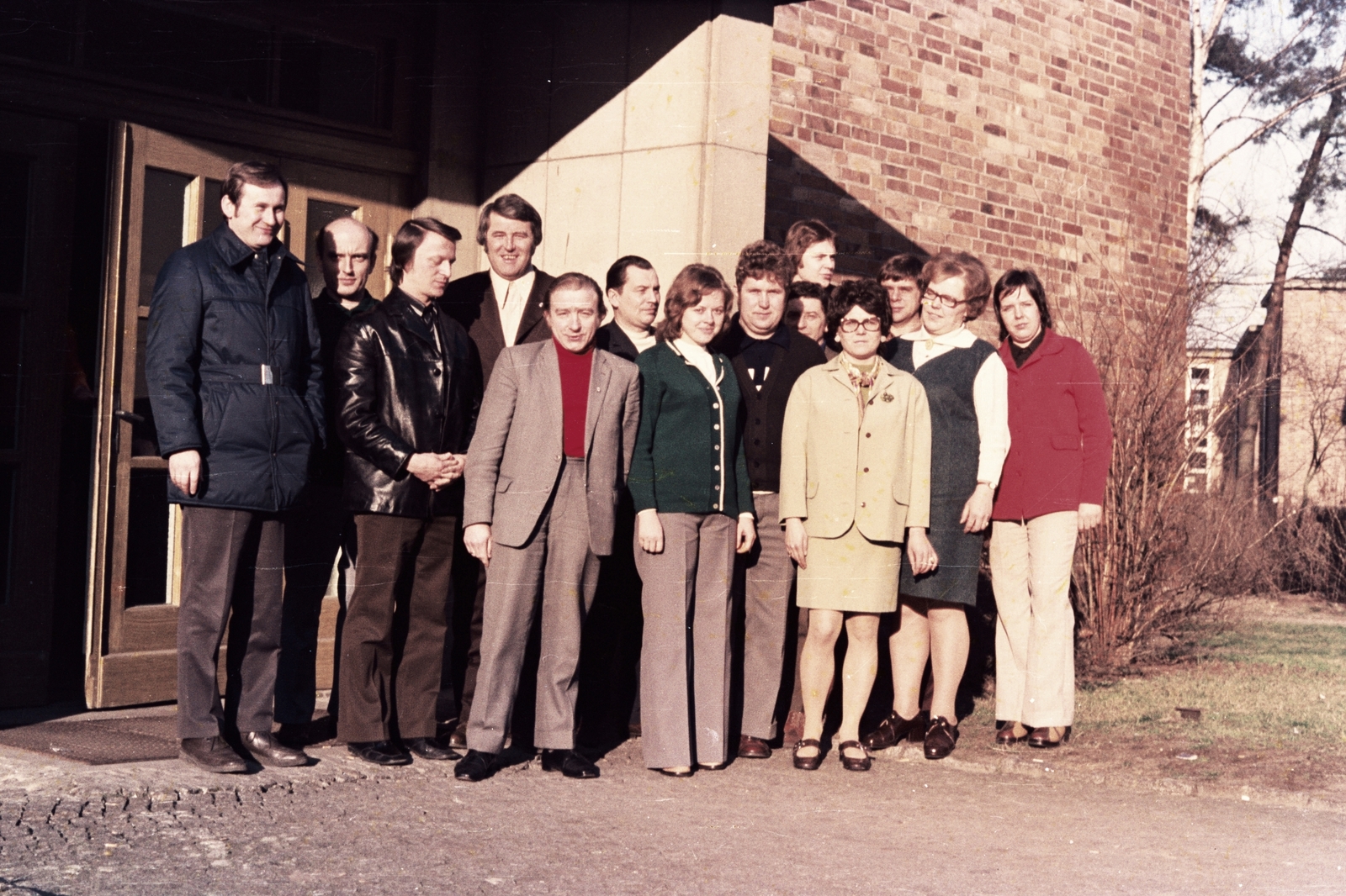 Németország, Bernau bei Berlin, Hans-Wittwer-Straße 7., "Fritz Heckert" Szakszervezeti Főiskola., 1971, Chuckyeager tumblr, színes, NDK, csoportkép, Fortepan #134186