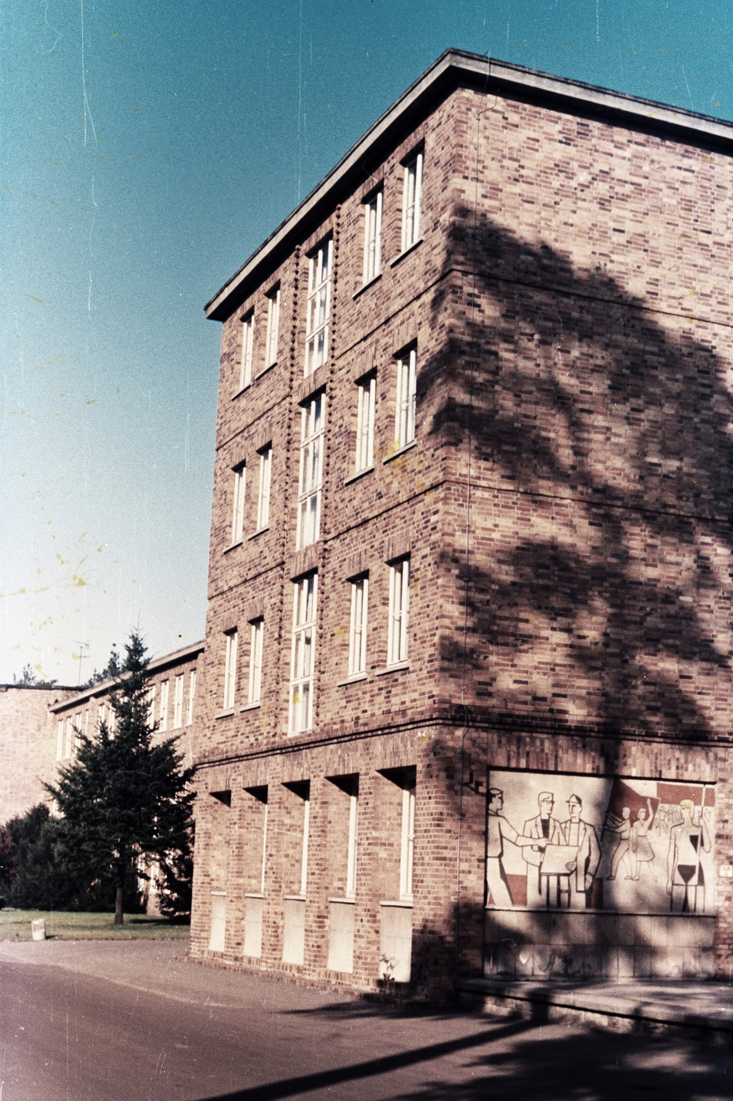 Germany, Hans-Wittwer-Straße 7., "Fritz Heckert" Szakszervezeti Főiskola., 1971, Chuckyeager tumblr, colorful, GDR, Fortepan #134187