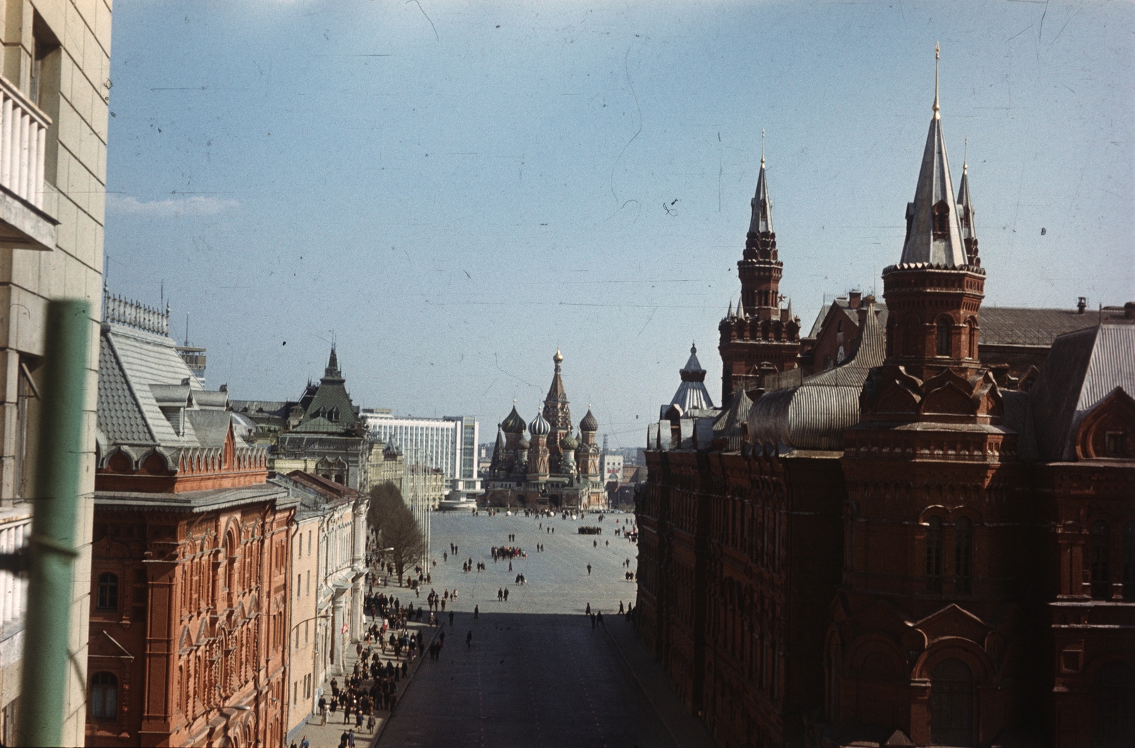 Russia, Moscow, átjáró a Manézs tér (plosagy 50-letija Oktjabrja) felől a Vörös térre, szemben a Vaszilij Blazsennij székesegyház. Balra a Hadtörténeti Múzeum vörös épülete, jobbra az Állami Történelmi Múzeum., 1971, Chuckyeager tumblr, Soviet Union, colorful, Fortepan #134188