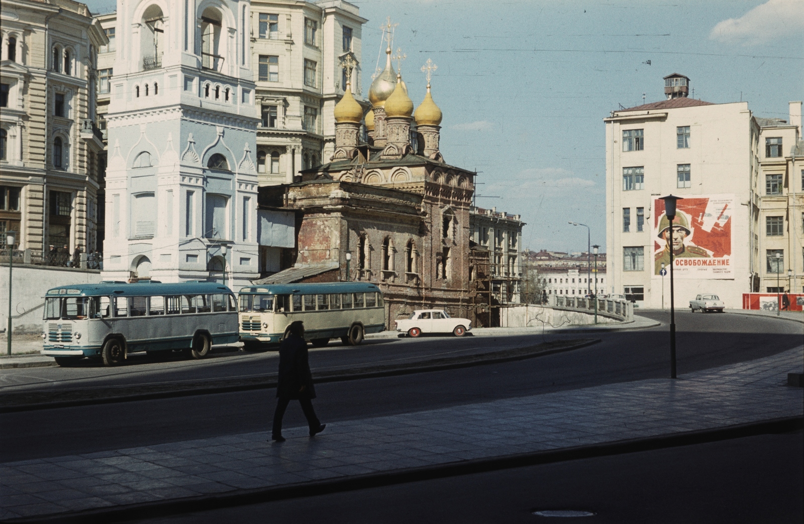 Russia, Moscow, Pszkov-hegyi Győzedelmes Szent György-templom a Zarjadje park felől nézve., 1971, Chuckyeager tumblr, Soviet Union, colorful, bus, Fortepan #134191