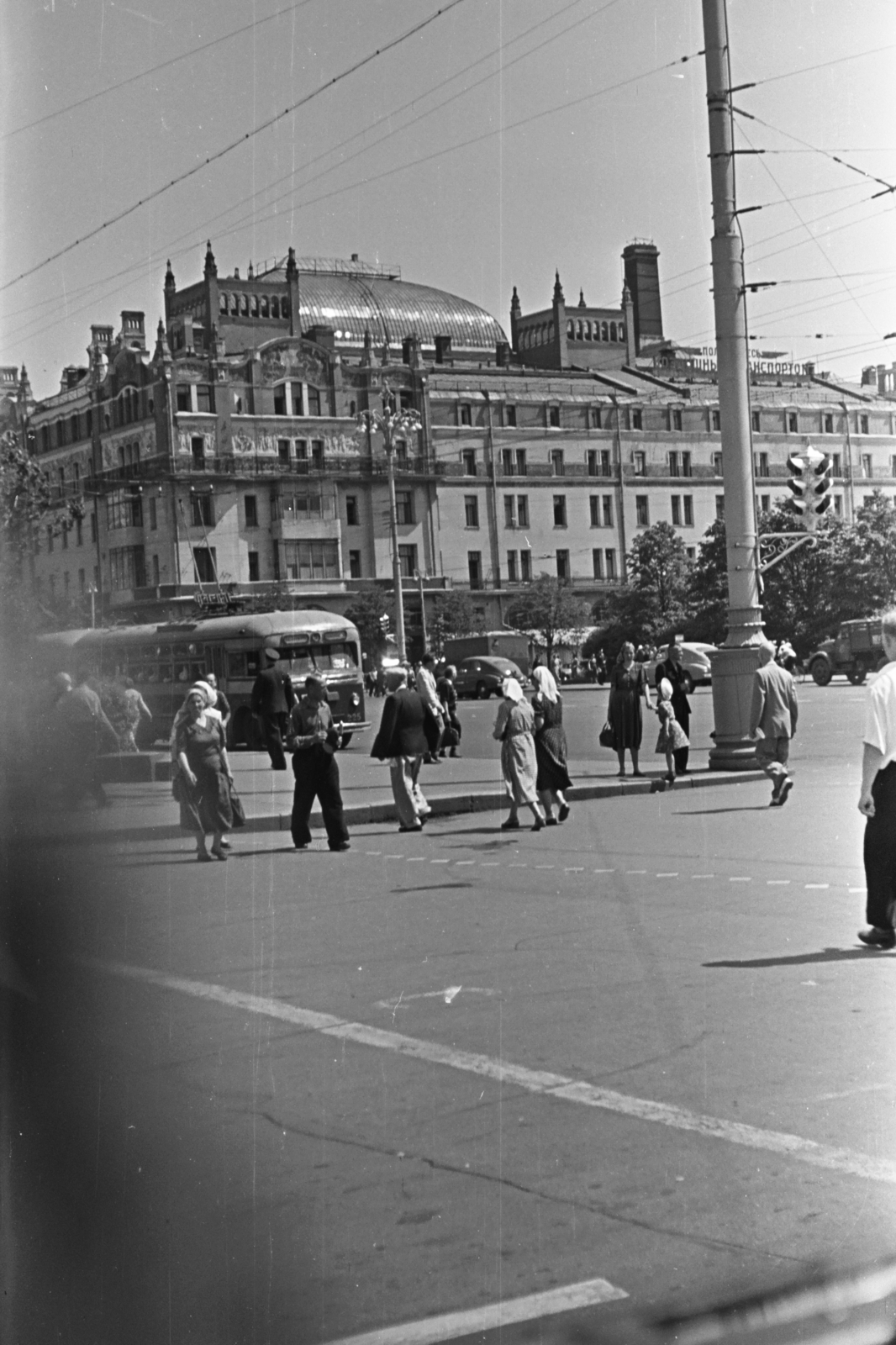 Oroszország, Moszkva, Színház (Szverdlov) tér, balra a Színházi (Marx) sugárút, szemben a Forradalom téren (plosagy Revoljucii) a Hotel Metropol., 1958, Chuckyeager tumblr, Szovjetunió, utcakép, autóbusz, járókelő, Fortepan #134197