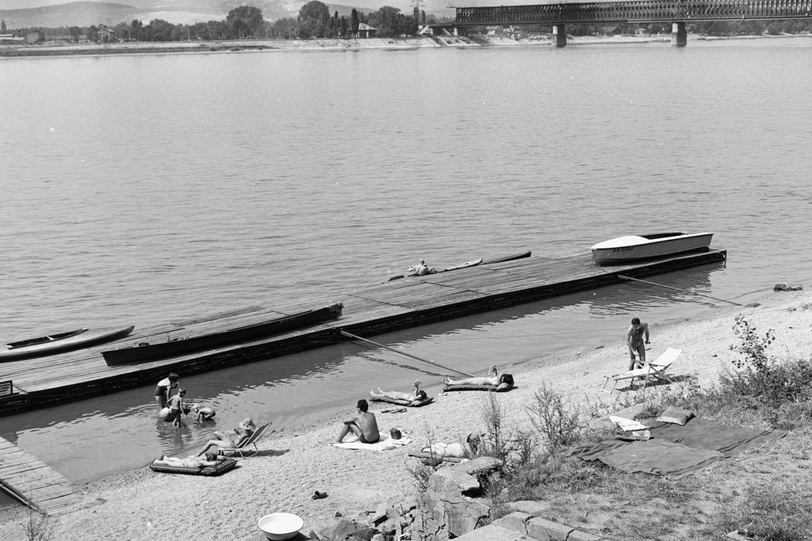 Magyarország, Budapest XIII., Népsziget, jobbra az Újpesti vasúti híd., 1969, Chuckyeager tumblr, Budapest, Fortepan #134222