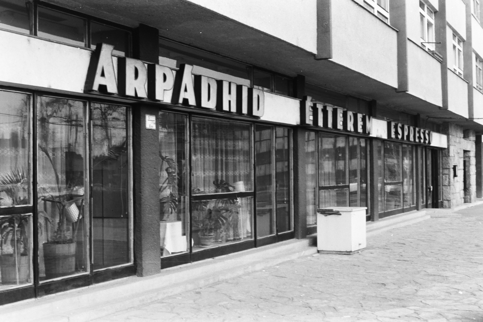 Hungary, Budapest XIII., Váci út 132., Árpád-híd étterem., 1972, Chuckyeager tumblr, restaurant, Budapest, glass door, Fortepan #134229