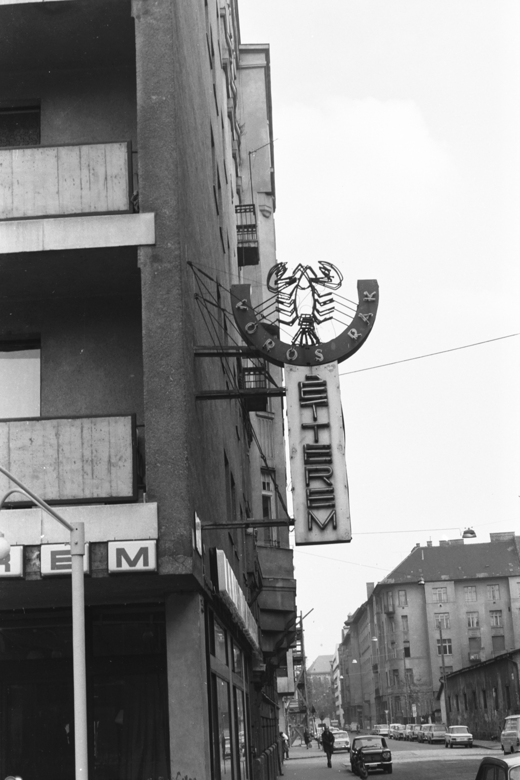 Hungary, Budapest XIII., Victor Hugo utca a Váci út felé nézve, Vörös Rák étterem., 1972, Chuckyeager tumblr, restaurant, Budapest, Fortepan #134239