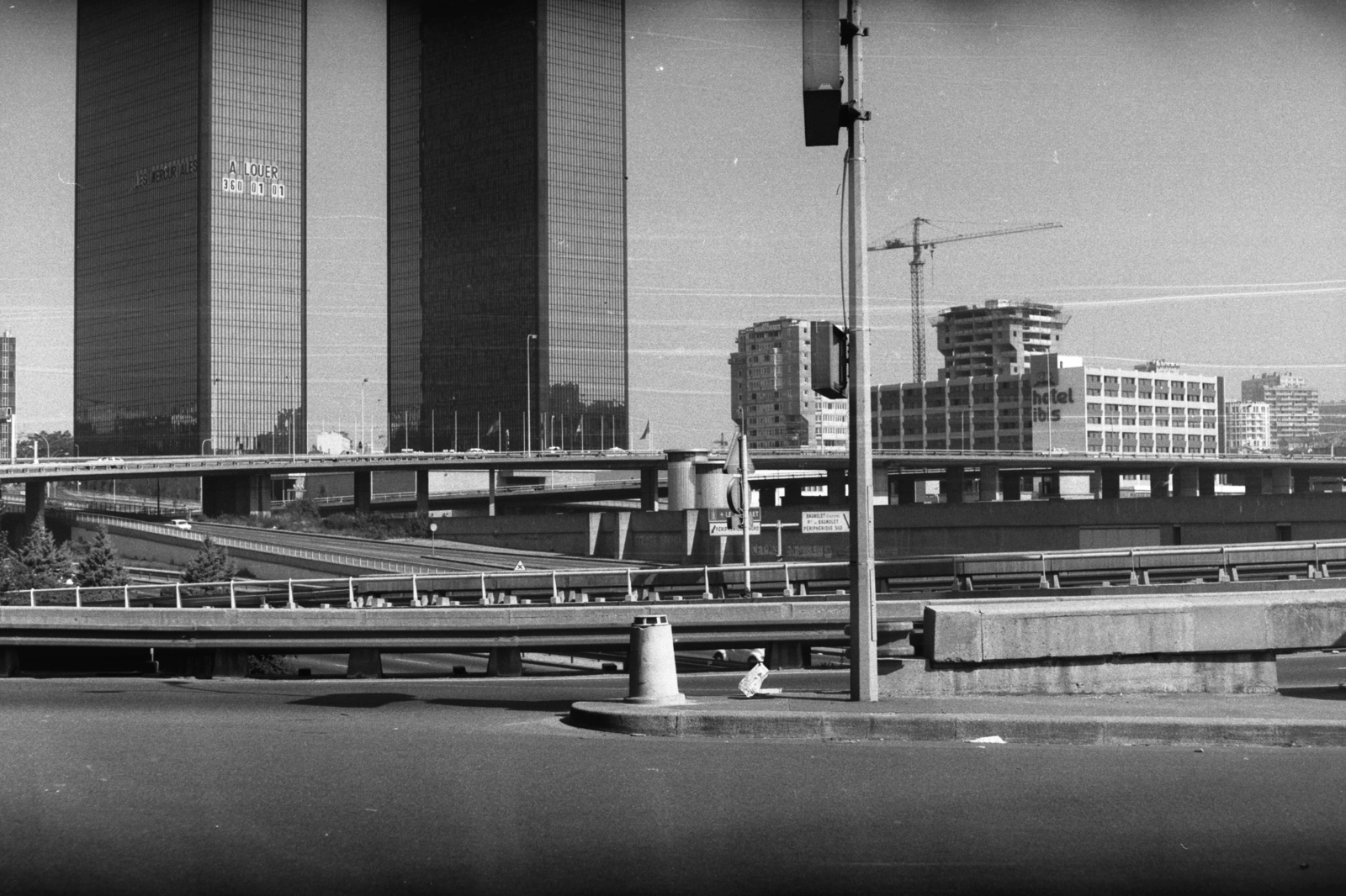 France, Paris, a Porte de Bagnolet közlekedési csomópont, a Boulevad Périphérique túloldalán a Tours Mercuriales., 1980, Chuckyeager tumblr, high-rise building, Fortepan #134242