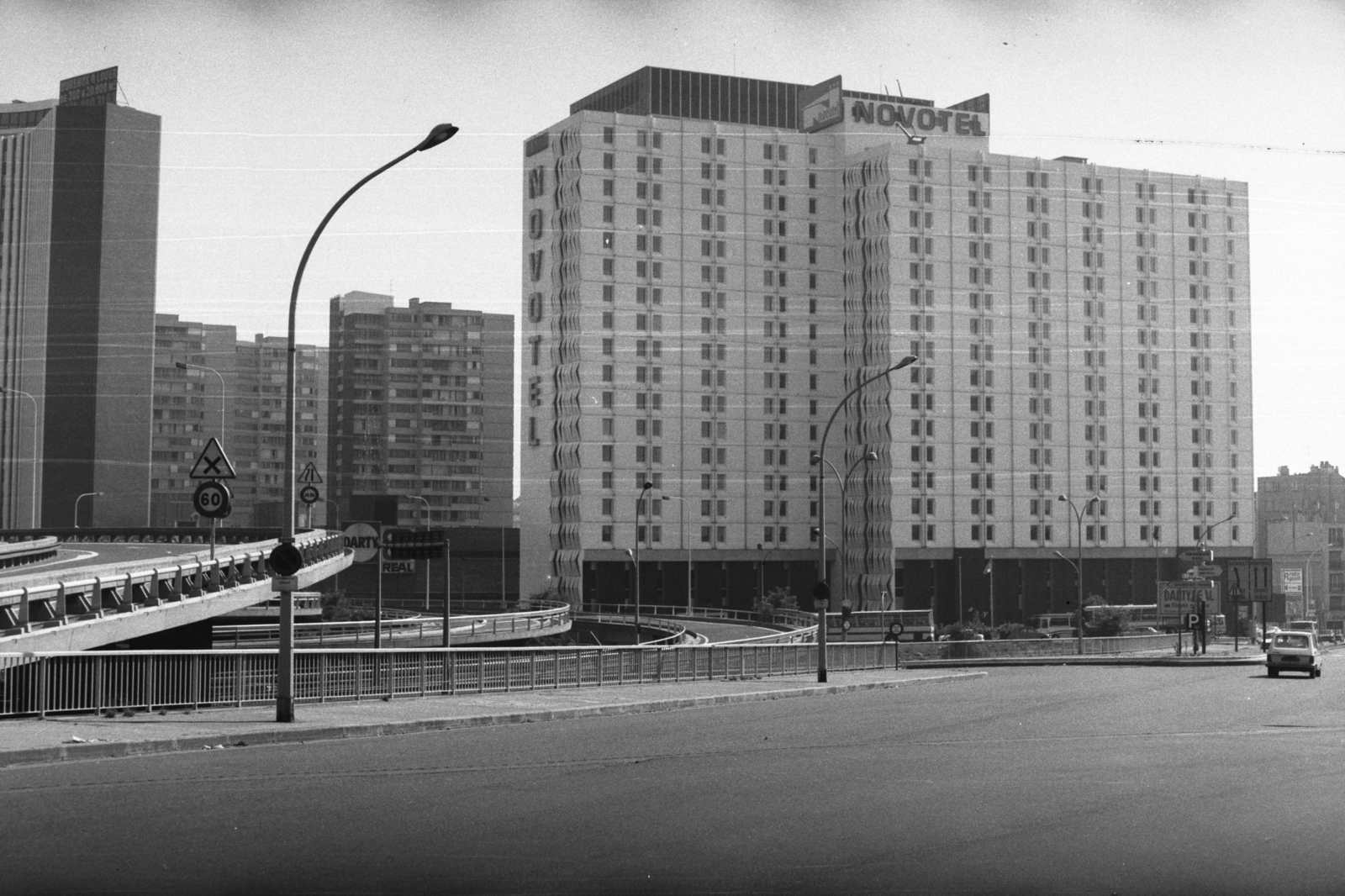 France, a Novotel Hotel a Porte de Bagnolet közlekedési csomópont felől., 1980, Chuckyeager tumblr, Fortepan #134243
