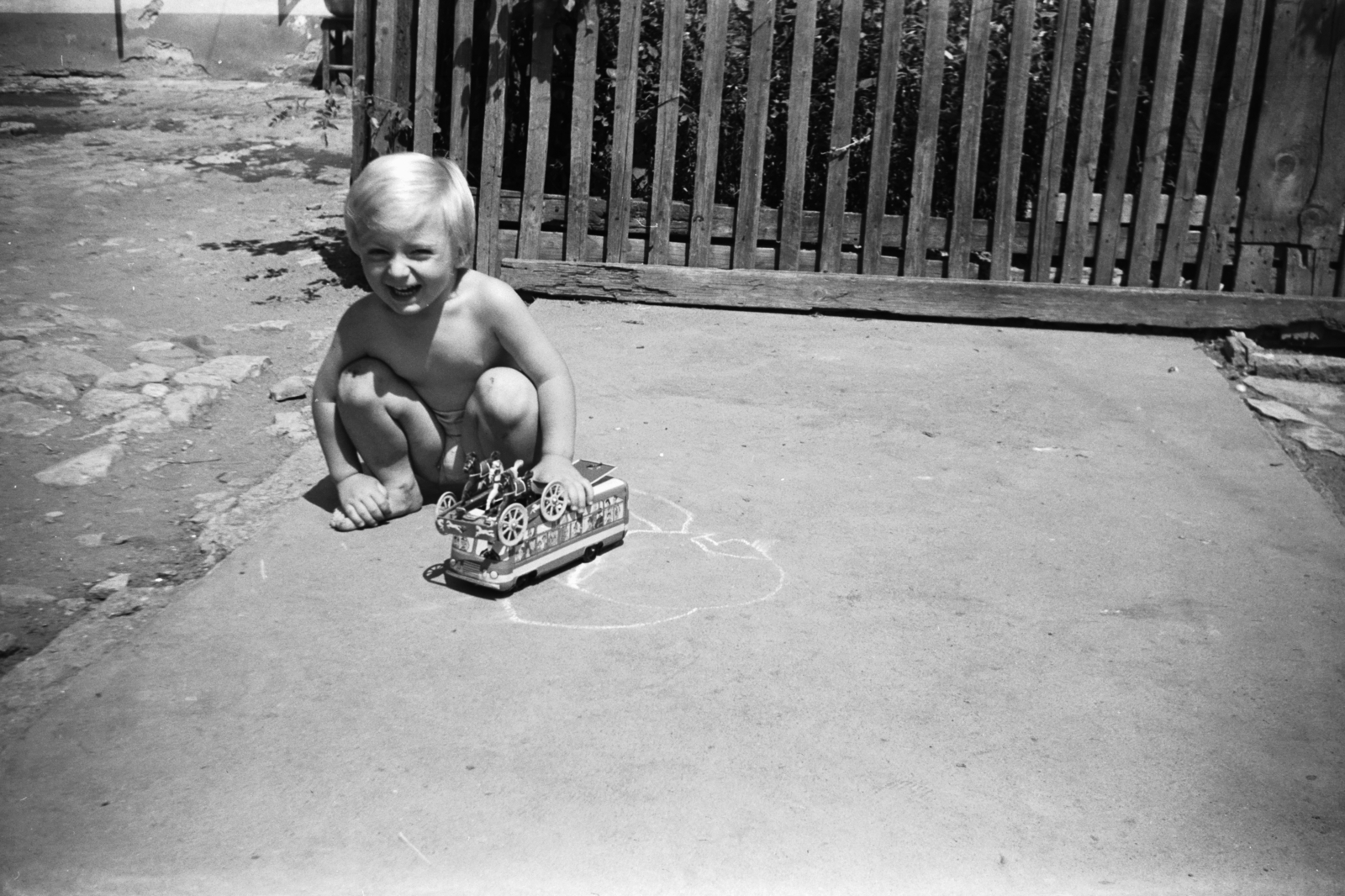 1963, Chuckyeager tumblr, toy, kid, squatting, Fortepan #134247