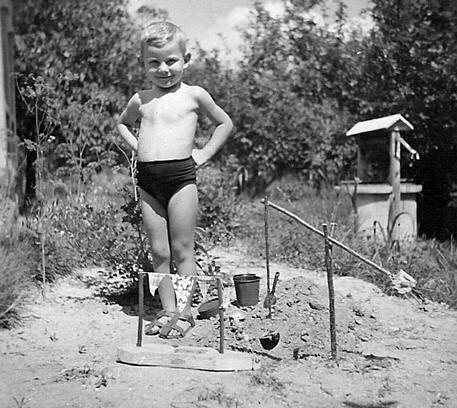 Hungary, Balatonakarattya, Árpád utca., 1954, Péter Gábor, well, summer, sandpit, toy, kid, sandal, Fortepan #13425