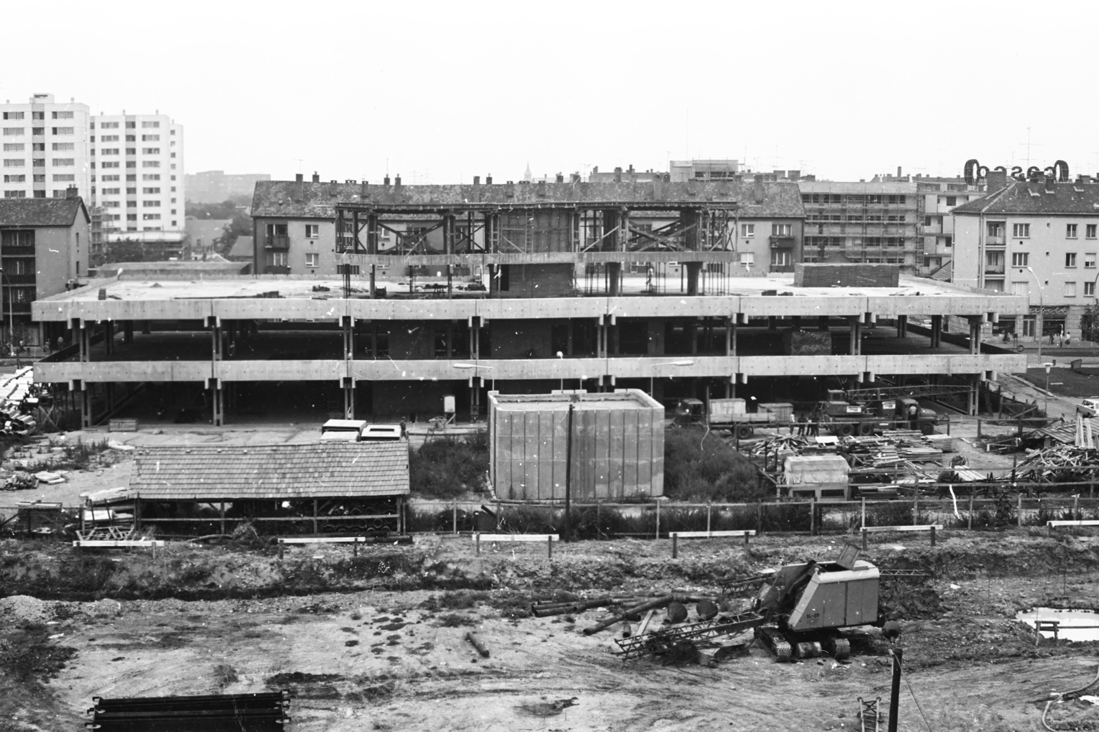 Hungary, Szolnok, a Centrum Áruház építése a Hotel Pelikán-ból nézve. Az építési terület mögött a Boldog Sándor István (Ságvári Endre) körút., 1975, Chuckyeager tumblr, Fortepan #134253