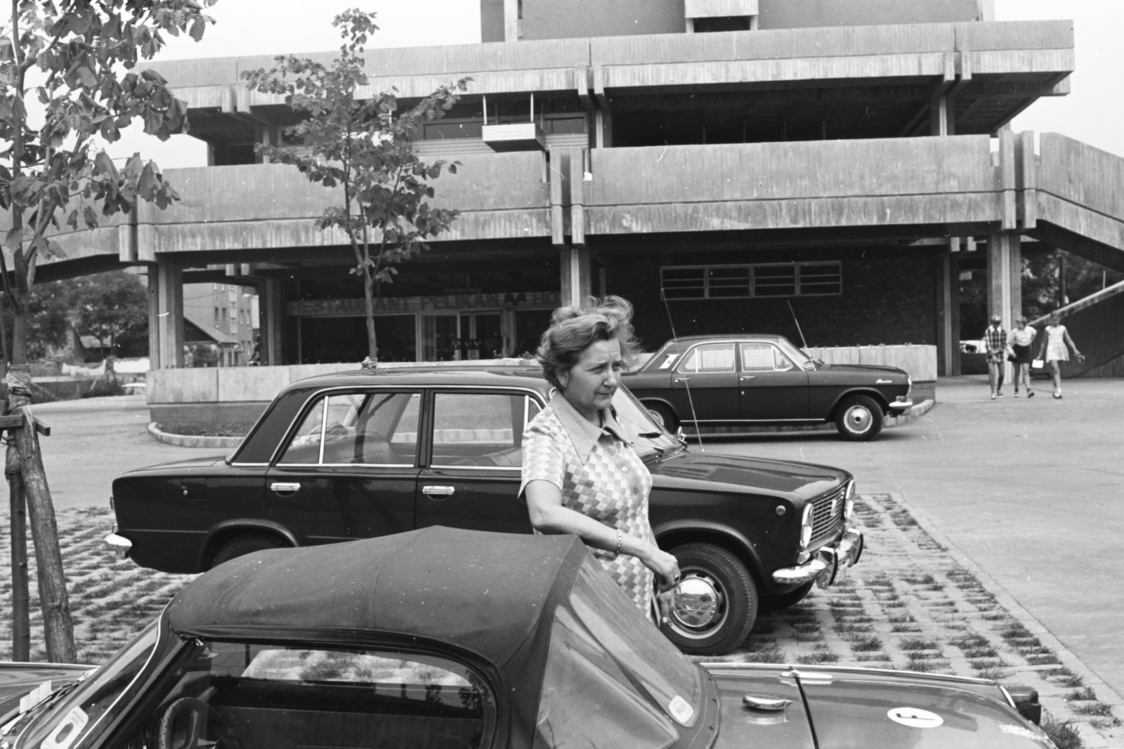 Hungary, Szolnok, Jászkürt utca, Hotel Pelikán., 1978, Chuckyeager tumblr, GAZ-brand, Lada-brand, automobile, Fortepan #134254