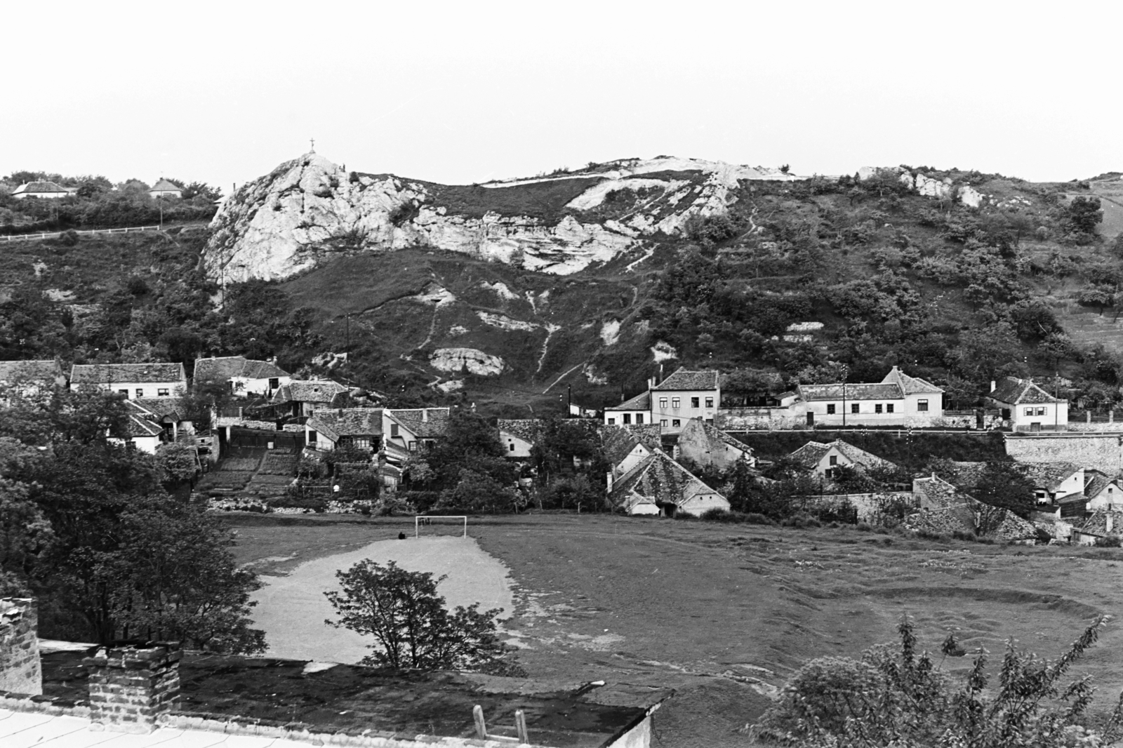 Magyarország, Pécs, kilátás a Magaslati (Kalinyin) útról Tettye városrész és a Havihegyi szikla és kereszt felé., 1957, Chuckyeager tumblr, látkép, völgy, hegyoldal, futballpálya, Fortepan #134256