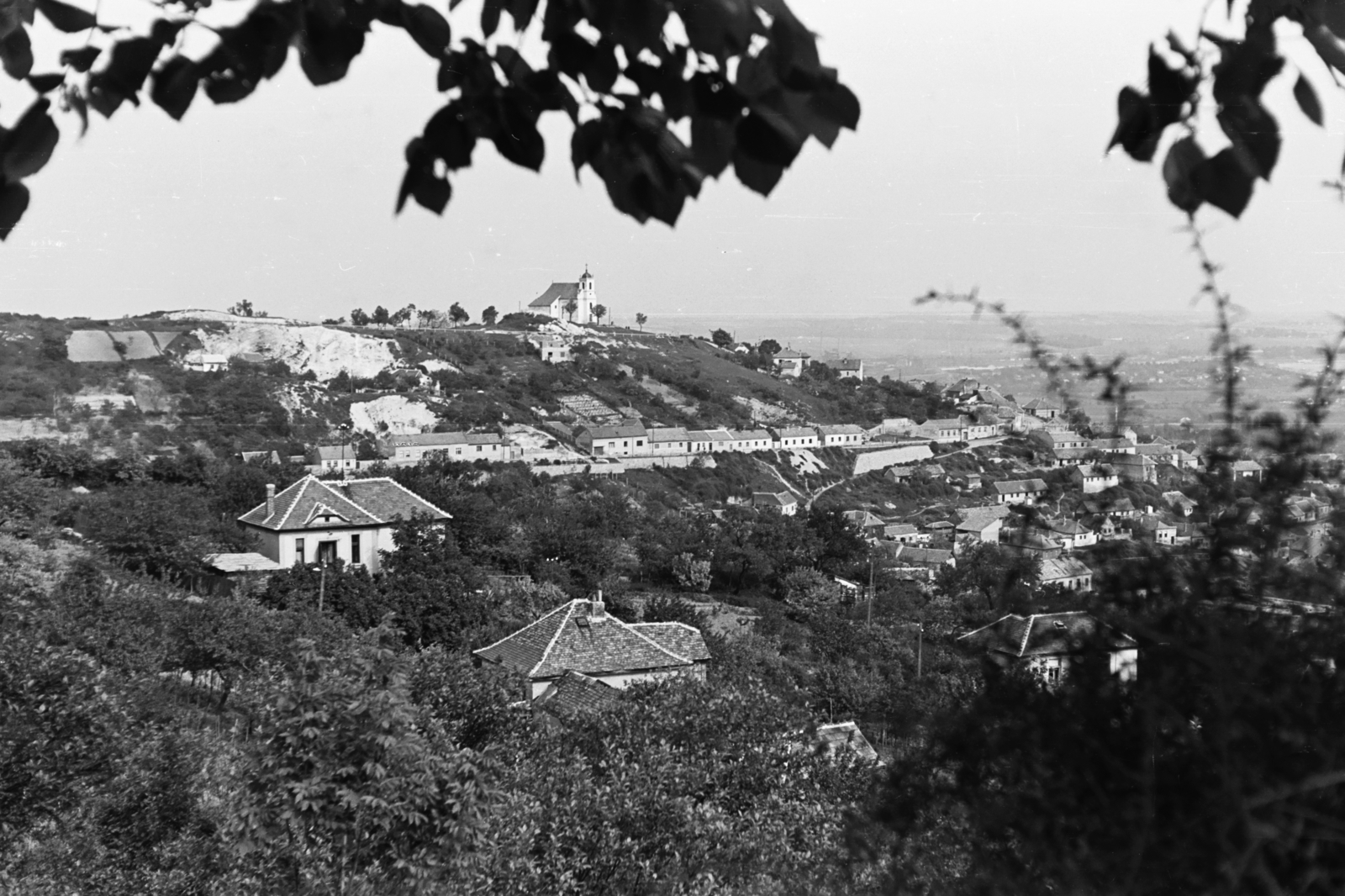 Hungary, Pécs, kilátás a Szőlő utca - Magaslati (Kalinyin) út környékéről Tettye városrész és a Havihegyi kápolna felé., 1957, Chuckyeager tumblr, picture, hillside, Fortepan #134260