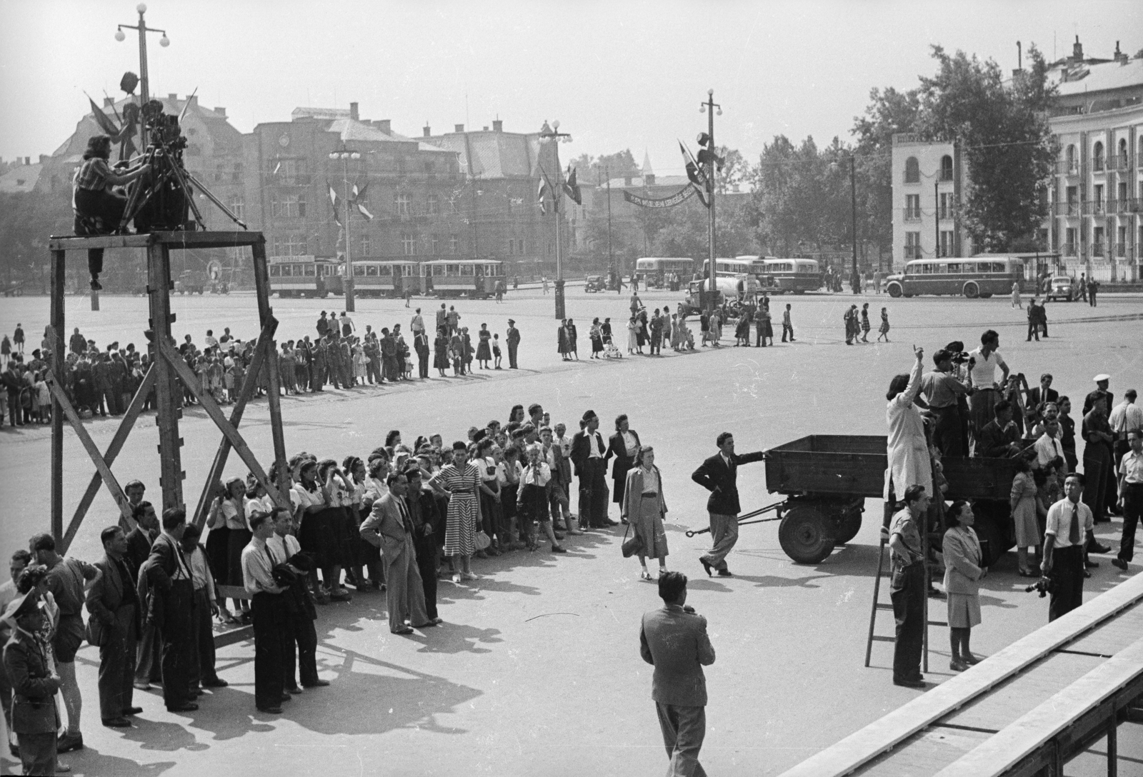 Magyarország, Budapest XIV., Hősök tere a Szépművészeti Múzeum előtt. A felvétel az 1949. augusztus 14-től 28-ig tartott II. VIT (Világifjúsági Találkozó) résztvevőivel készitett film forgatásán készült., 1949, Chuckyeager tumblr, Budapest, Világifjúsági és Diáktalálkozó, villamos, állvány, fotóállvány, autóbusz, Fortepan #134267