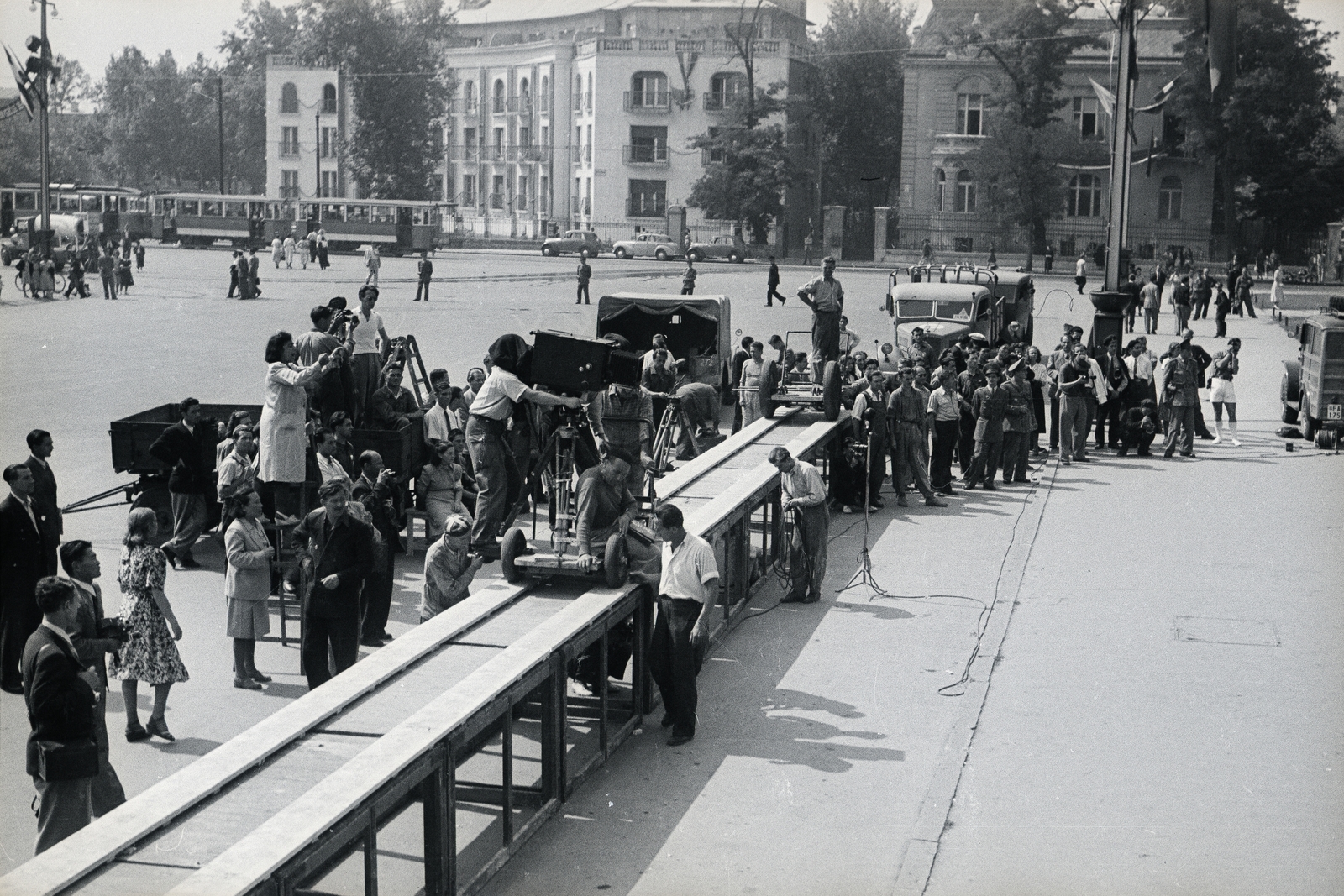 Hungary, Budapest XIV., Hősök tere a Szépművészeti Múzeum előtt. A felvétel az 1949. augusztus 14-től 28-ig tartott II. VIT (Világifjúsági Találkozó) résztvevőivel készitett film forgatásán készült., 1949, Chuckyeager tumblr, Budapest, movie camera, camera dolly, camera track, Fortepan #134268