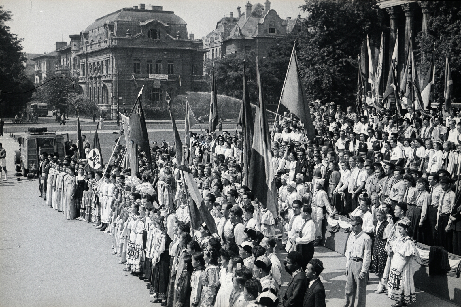 Hungary, Budapest XIV., Hősök tere a Szépművészeti Múzeum előtt. A felvétel az 1949. augusztus 14-től 28-ig tartott II. VIT (Világifjúsági Találkozó) résztvevőivel készitett film forgatásán készült., 1949, Chuckyeager tumblr, Budapest, youth, folk costume, flag, Fortepan #134269