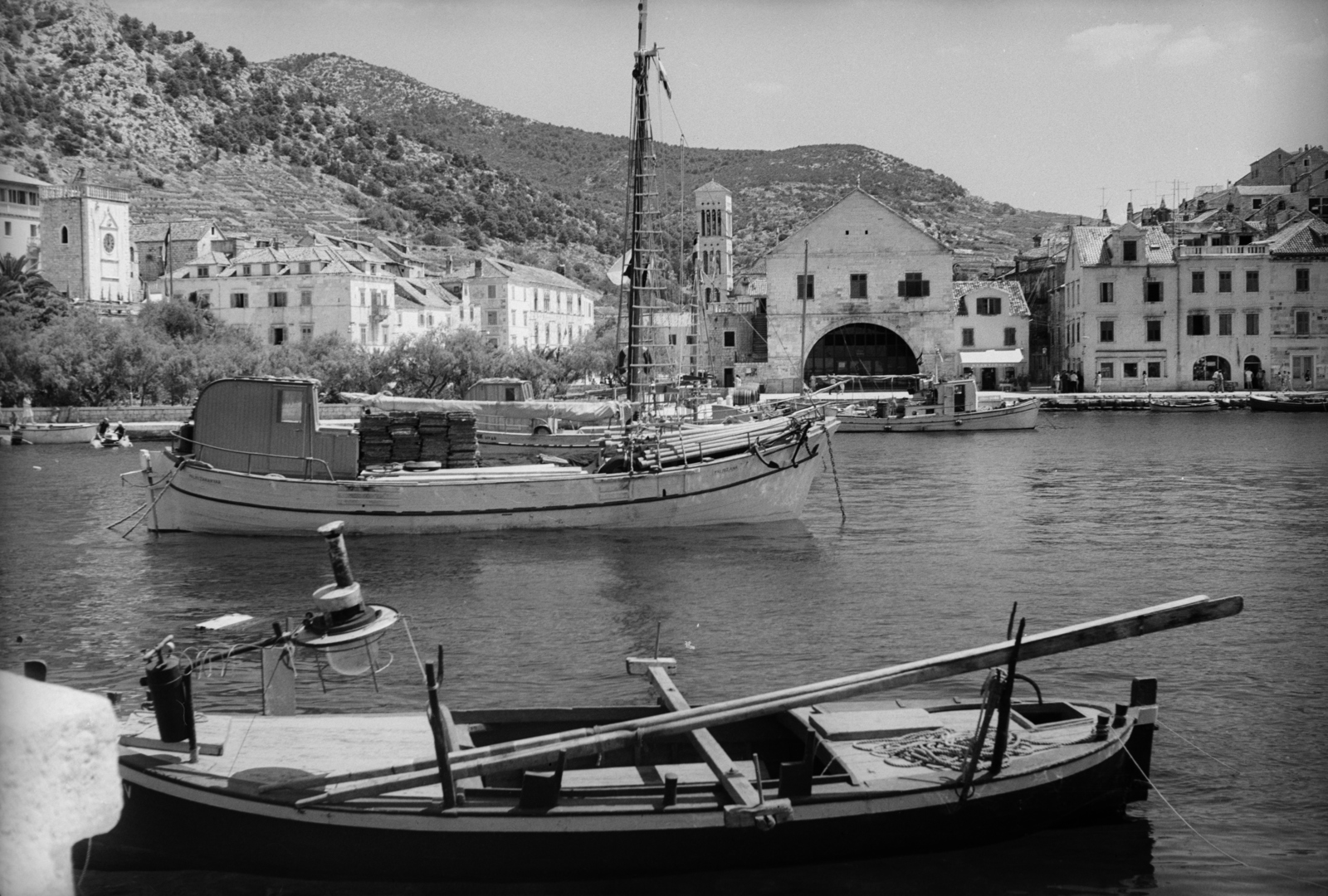 Croatia, Hvar, középen az Arzenál épülete, ettől balra a háttérben a Szent István székesegyház tornya látszik., 1968, Chuckyeager tumblr, Yugoslavia, Fortepan #134272