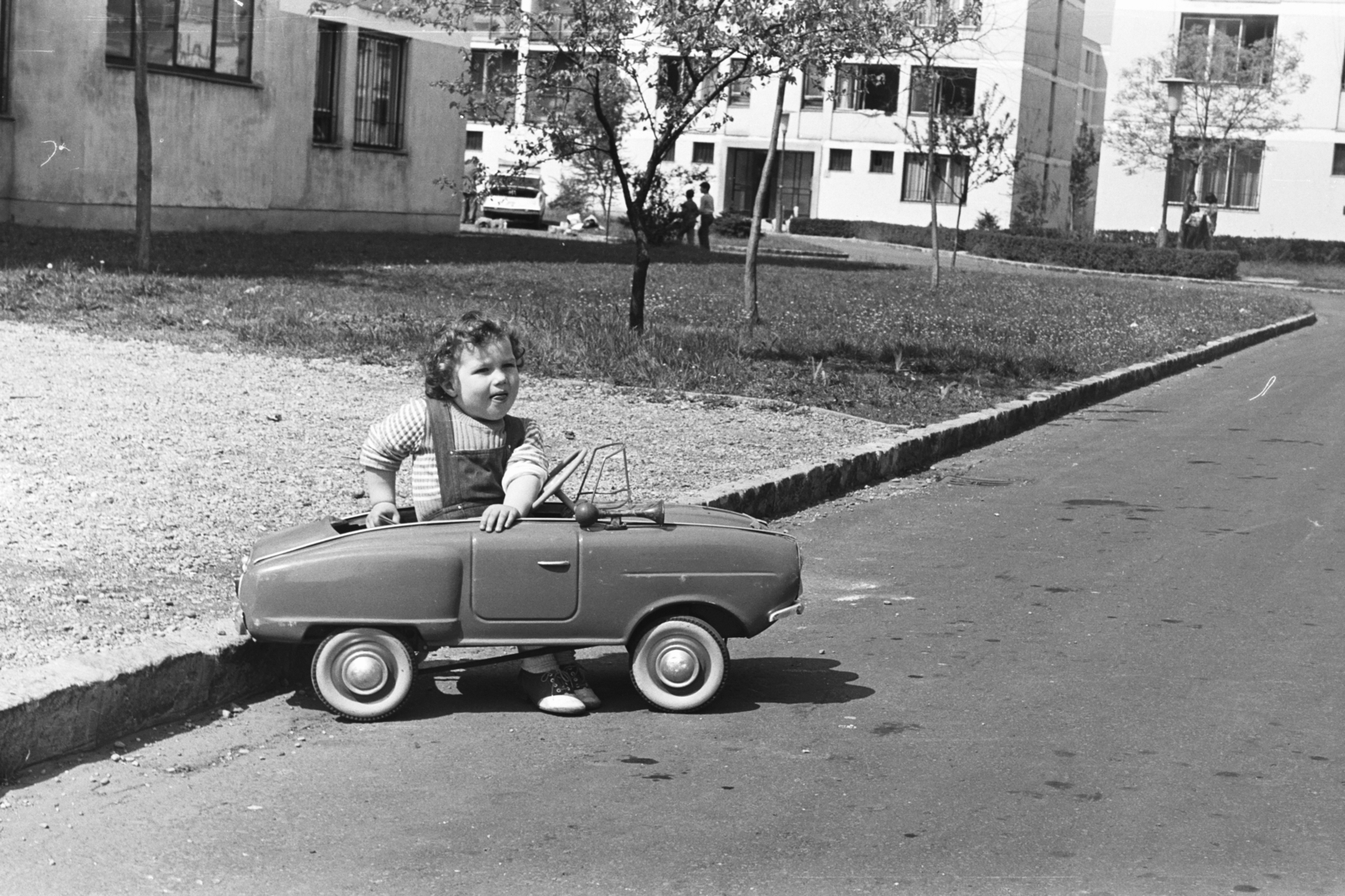 Hungary, Budapest XVIII., Lakatos úti lakótelep, szemben a Kézműves (Keszőce Endre) utca 4., 1973, Chuckyeager tumblr, pedal car, Budapest, Fortepan #134275