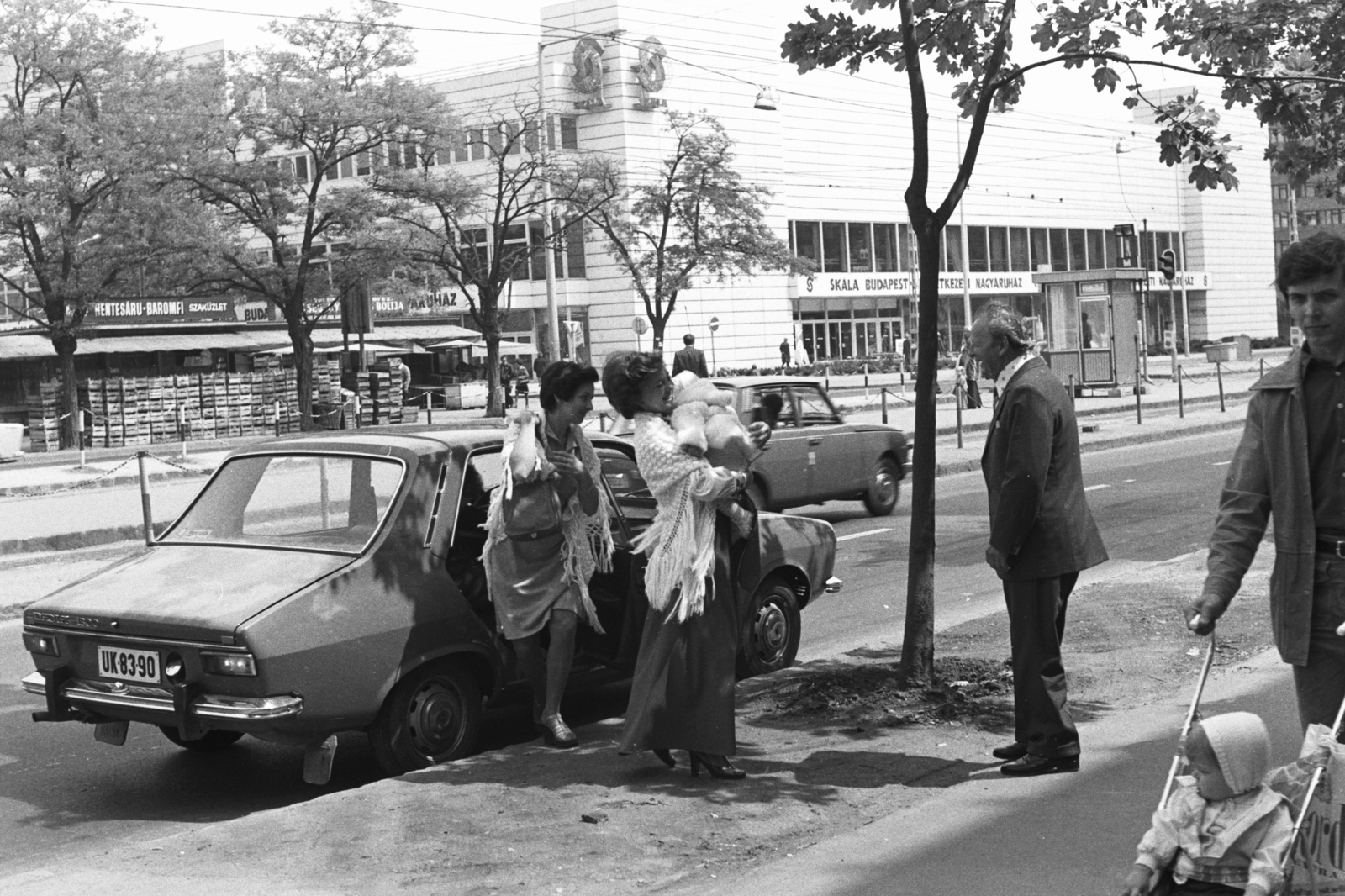 Hungary, Budapest XI., Október huszonharmadika (Schönherz Zoltán) utca, szemben a Skála Budapest Szövetkezeti Nagyáruház., 1981, Chuckyeager tumblr, baby carriage, Dacia-brand, automobile, Romanian make, number plate, Budapest, department store, Fortepan #134284