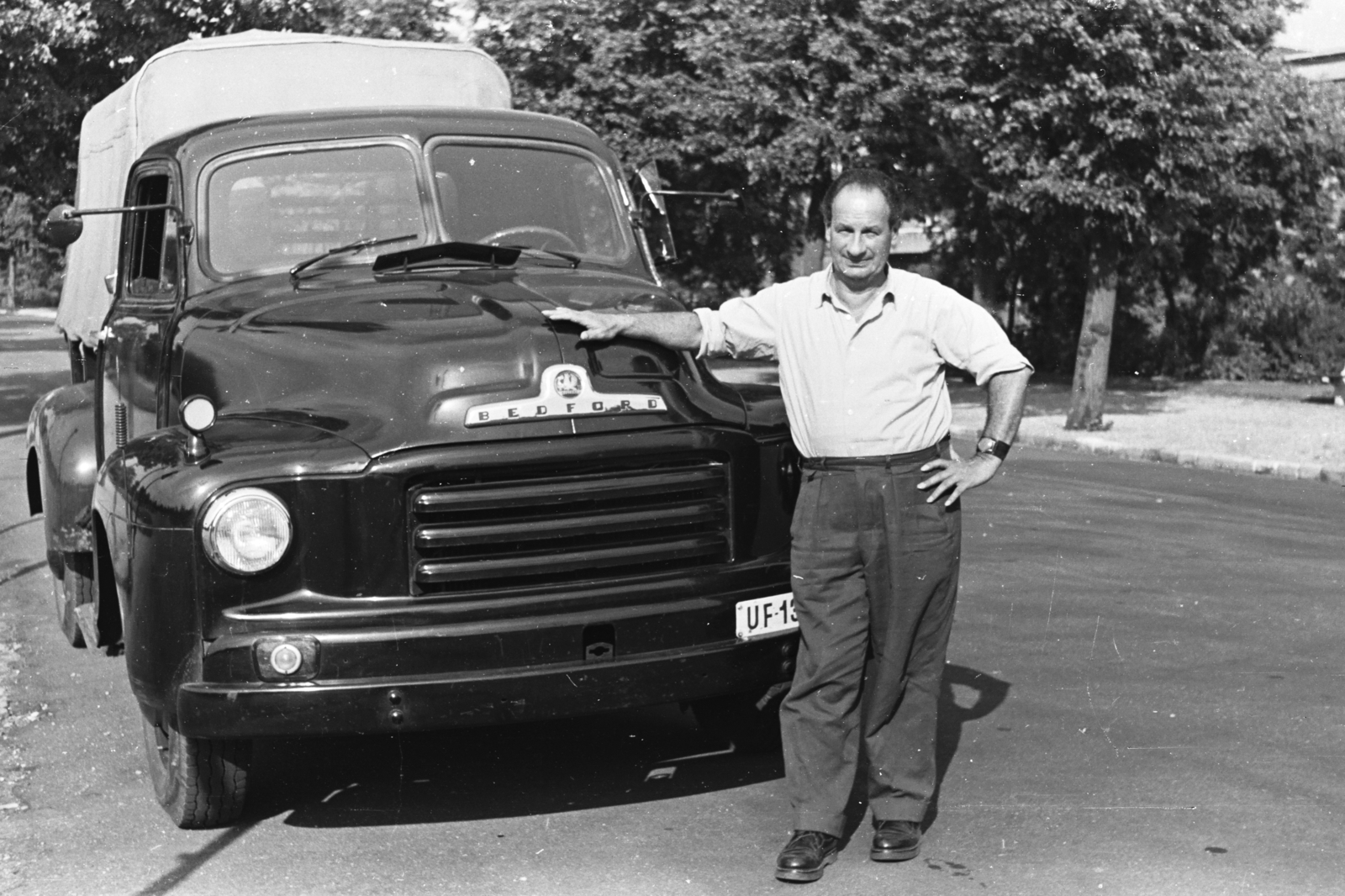 Magyarország, Városliget, Budapest XIV., Városligeti körút, háttérben az Ajtósi Dürer sor. A Magyarországi Izraeliták Országos Irodája (MIOI) Bedford J-Type teherautója., 1959, Chuckyeager tumblr, Budapest, Bedford-márka, Fortepan #134297