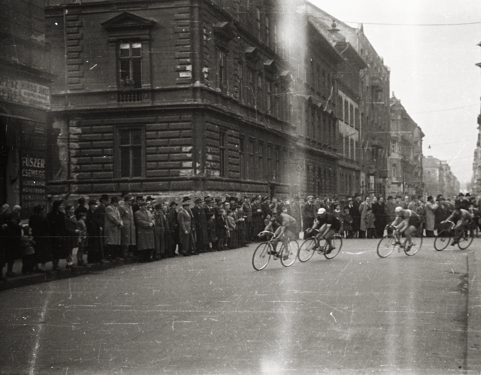 Hungary, Budapest VI.,Budapest VII., Vörösmarty utca a Jósika utcai kereszteződésnél a Király (Majakovszkij) utca és távolabb a Hunyadi tér fái felé nézve. Háztömbkörüli kerékpárverseny., 1948, Chuckyeager tumblr, Budapest, bicycle race, racing bicycle, audience, Fortepan #134303