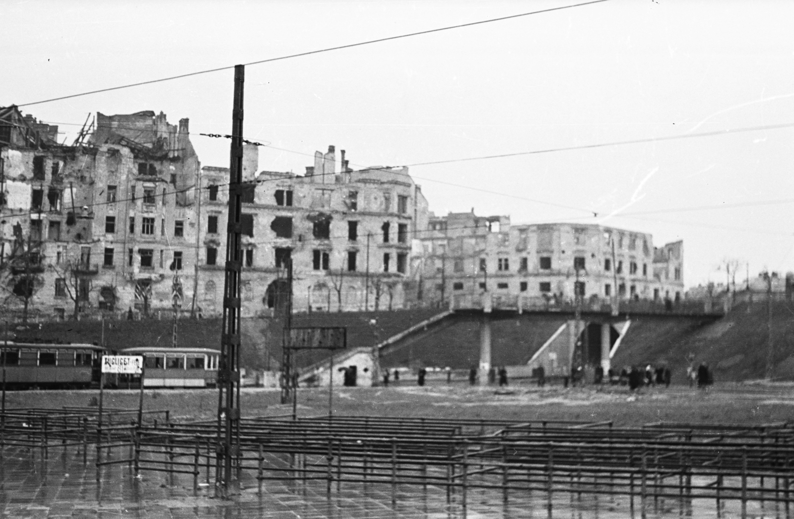 Hungary, Budapest I.,Budapest II., Széll Kálmán tér, szemben a Vérmező út épületei., 1946, Chuckyeager tumblr, railing, street view, tram, ruins, tram stop, Trailer car, Budapest, war damage, damaged building, Fortepan #134318