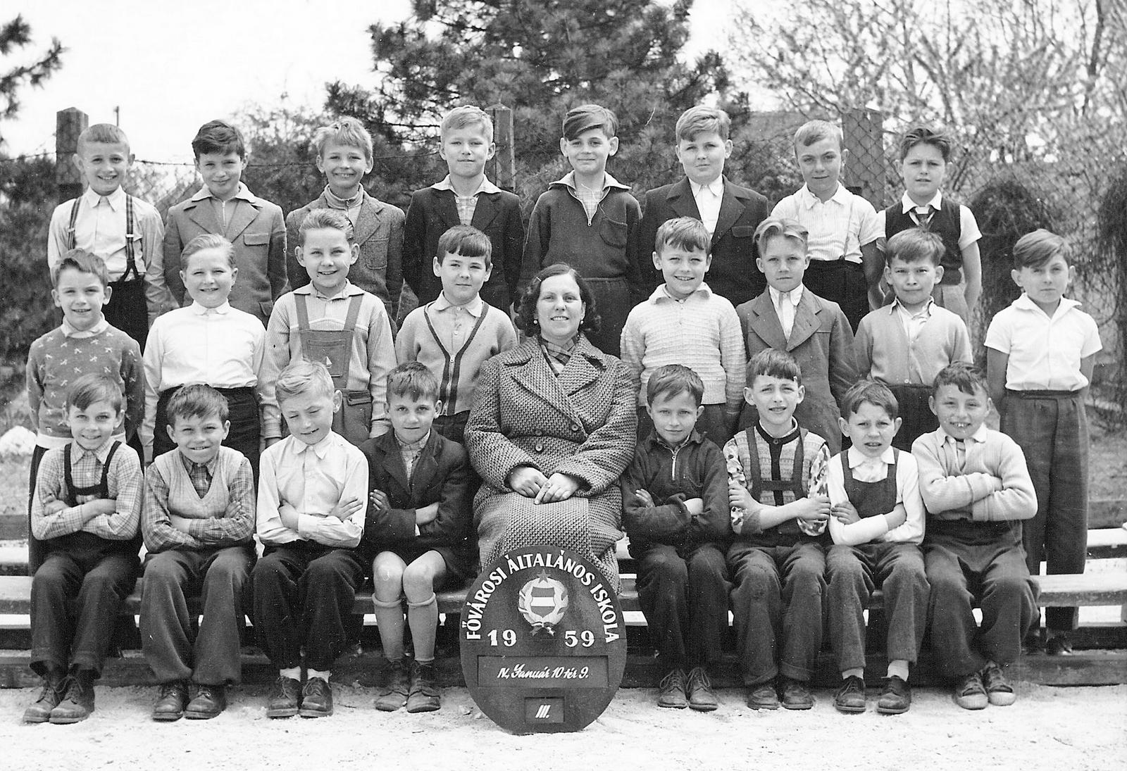 Hungary, Budapest IV., Megyeri úti Általános Iskola., 1959, Péter Gábor, class photo, teacher, board, Budapest, arms crossed over the chest, double-breasted coat, Fortepan #13432