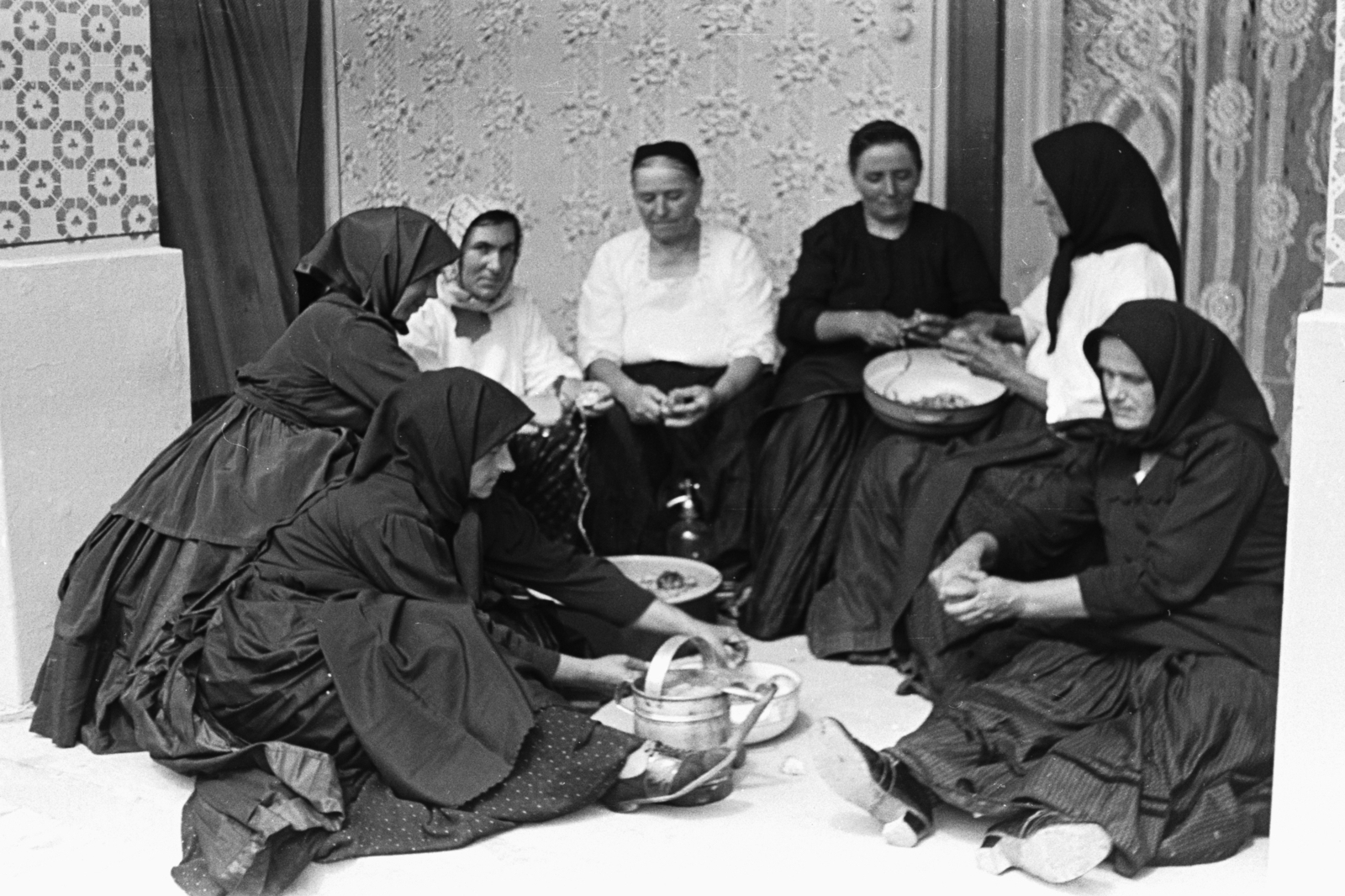 1952, Chuckyeager tumblr, tableau, women, headscarf, soda water bottle, watering can, Fortepan #134326