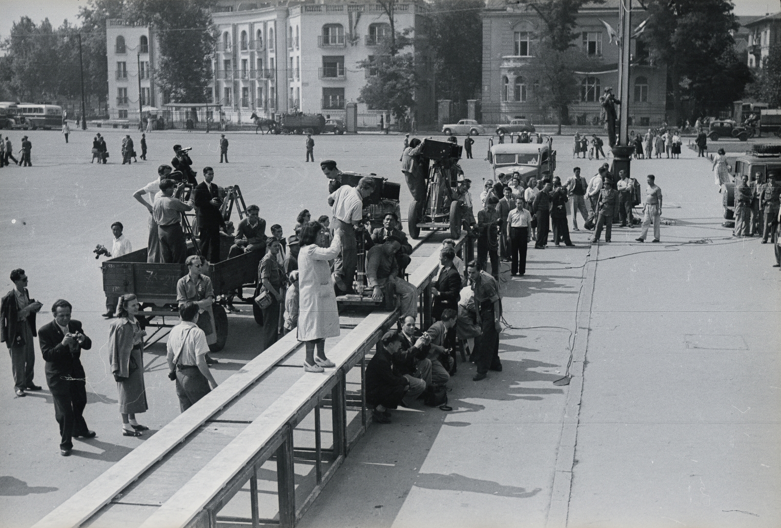 Magyarország, Budapest XIV., Hősök tere a Szépművészeti Múzeum előtt. A felvétel az 1949. augusztus 14-től 28-ig tartott II. VIT (Világifjúsági Találkozó) résztvevőivel készitett film forgatásán készült., 1949, Chuckyeager tumblr, Budapest, fahrt-sín, Világifjúsági és Diáktalálkozó, Fortepan #134334