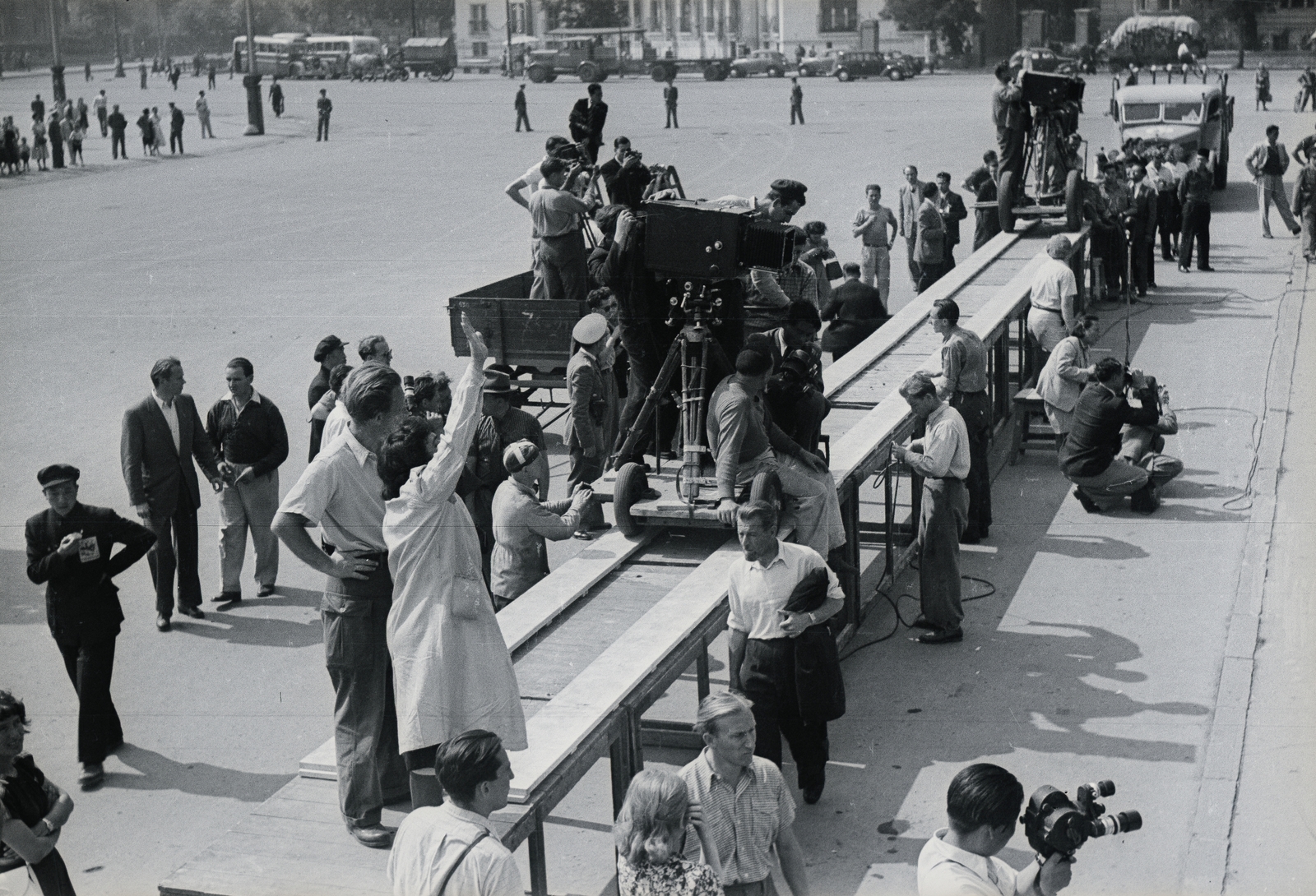 Hungary, Budapest XIV., Hősök tere a Szépművészeti Múzeum előtt. A felvétel az 1949. augusztus 14-től 28-ig tartott II. VIT (Világifjúsági Találkozó) résztvevőivel készitett film forgatásán készült., 1949, Chuckyeager tumblr, movie camera, television camera, Budapest, camera track, Fortepan #134335