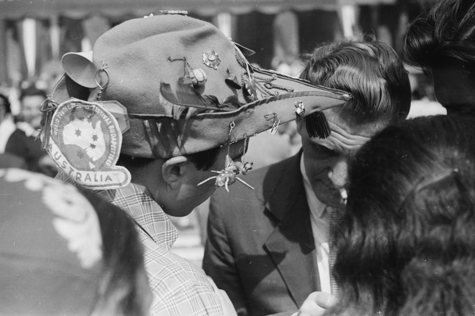 Hungary, Budapest XIV., Hősök tere a Szépművészeti Múzeum előtt. A felvétel az 1949. augusztus 14-től 28-ig tartott II. VIT (Világifjúsági Találkozó) résztvevőivel készitett film forgatásán készült., 1949, Chuckyeager tumblr, badge, badge, Budapest, Fortepan #134338