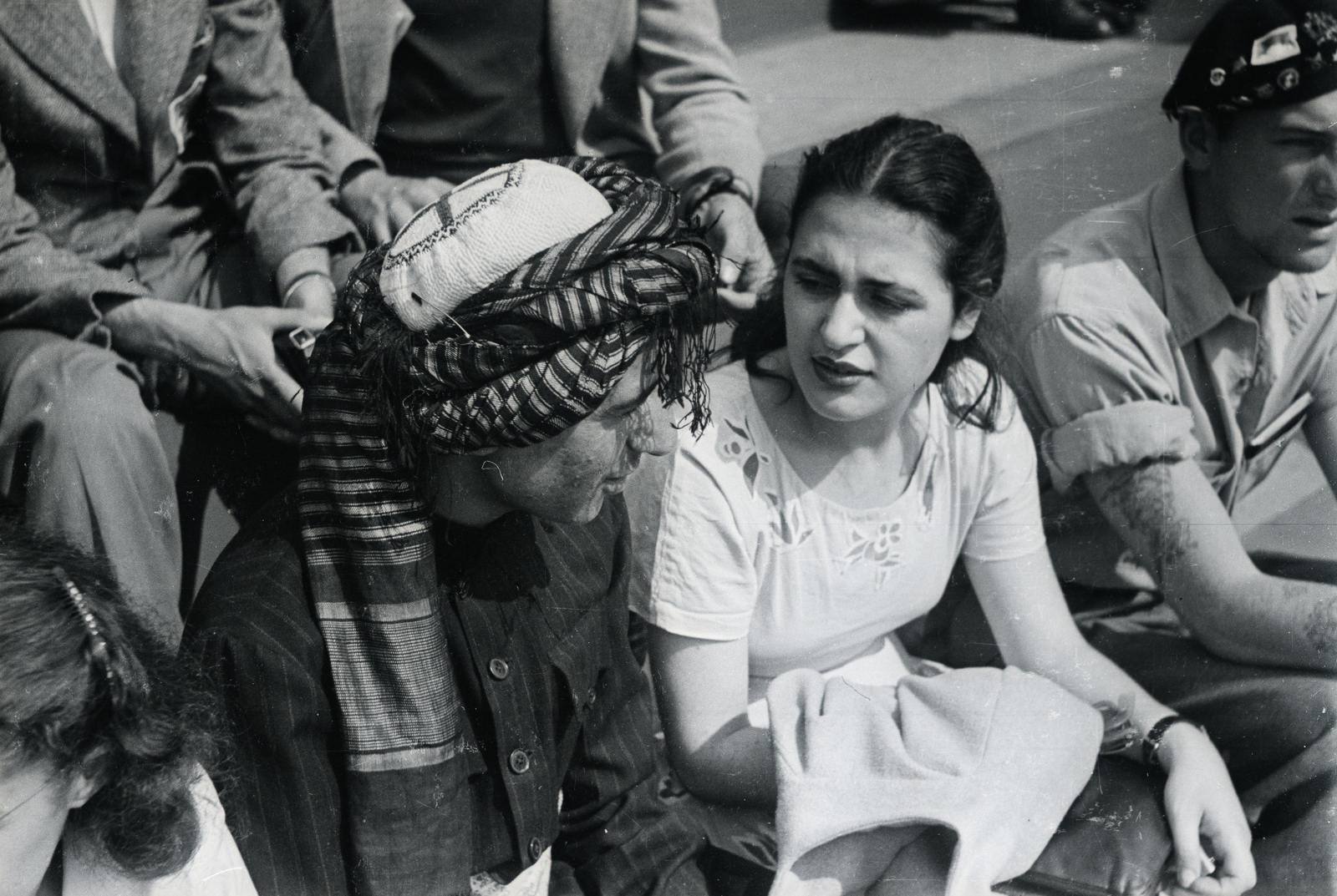 Hungary, Budapest XIV., Hősök tere a Szépművészeti Múzeum előtt. A felvétel az 1949. augusztus 14-től 28-ig tartott II. VIT (Világifjúsági Találkozó) résztvevőivel készitett film forgatásán készült., 1949, Chuckyeager tumblr, Budapest, multiculturalism, Fortepan #134342