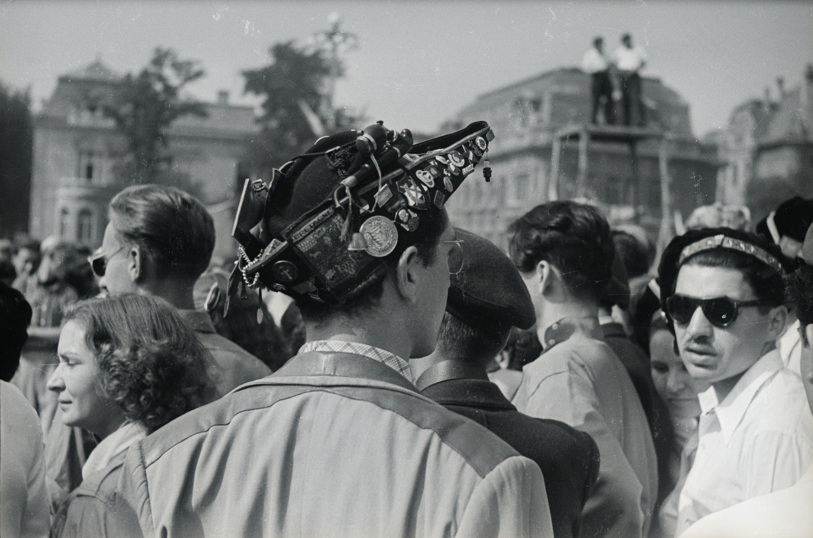 Hungary, Budapest XIV., Hősök tere a Szépművészeti Múzeum előtt. A felvétel az 1949. augusztus 14-től 28-ig tartott II. VIT (Világifjúsági Találkozó) résztvevőivel készitett film forgatásán készült., 1949, Chuckyeager tumblr, badge, Budapest, Fortepan #134344