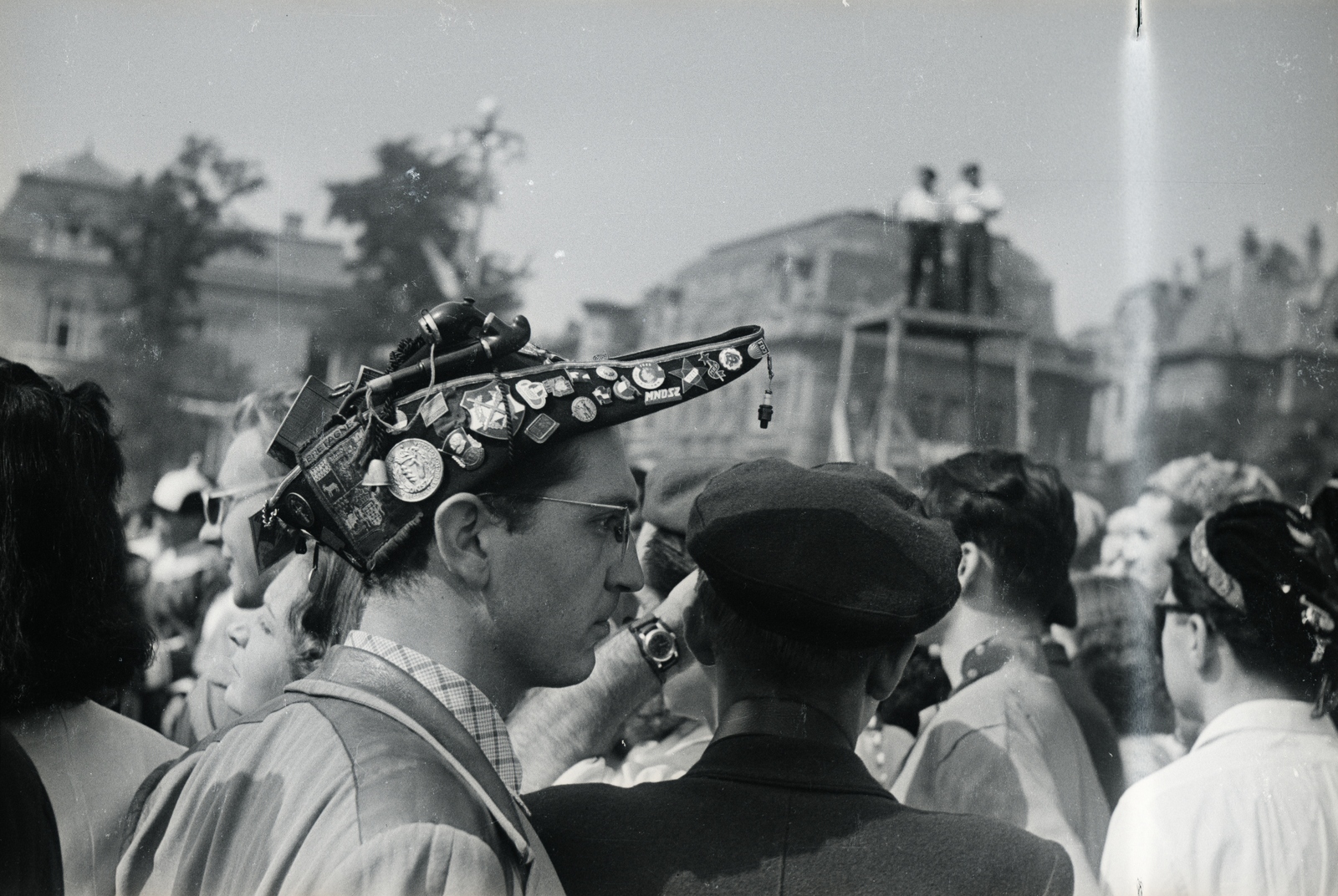 Magyarország, Budapest XIV., Hősök tere a Szépművészeti Múzeum előtt. A felvétel az 1949. augusztus 14-től 28-ig tartott II. VIT (Világifjúsági Találkozó) résztvevőivel készitett film forgatásán készült., 1949, Chuckyeager tumblr, jelvény, arc profil, Budapest, Világifjúsági és Diáktalálkozó, gyűjtemény, Fortepan #134345