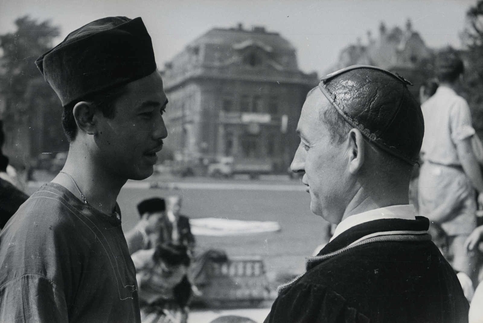 Hungary, Budapest XIV., Hősök tere a Szépművészeti Múzeum előtt. A felvétel az 1949. augusztus 14-től 28-ig tartott II. VIT (Világifjúsági Találkozó) résztvevőivel készitett film forgatásán készült., 1949, Chuckyeager tumblr, face profile, Budapest, multiculturalism, Fortepan #134346