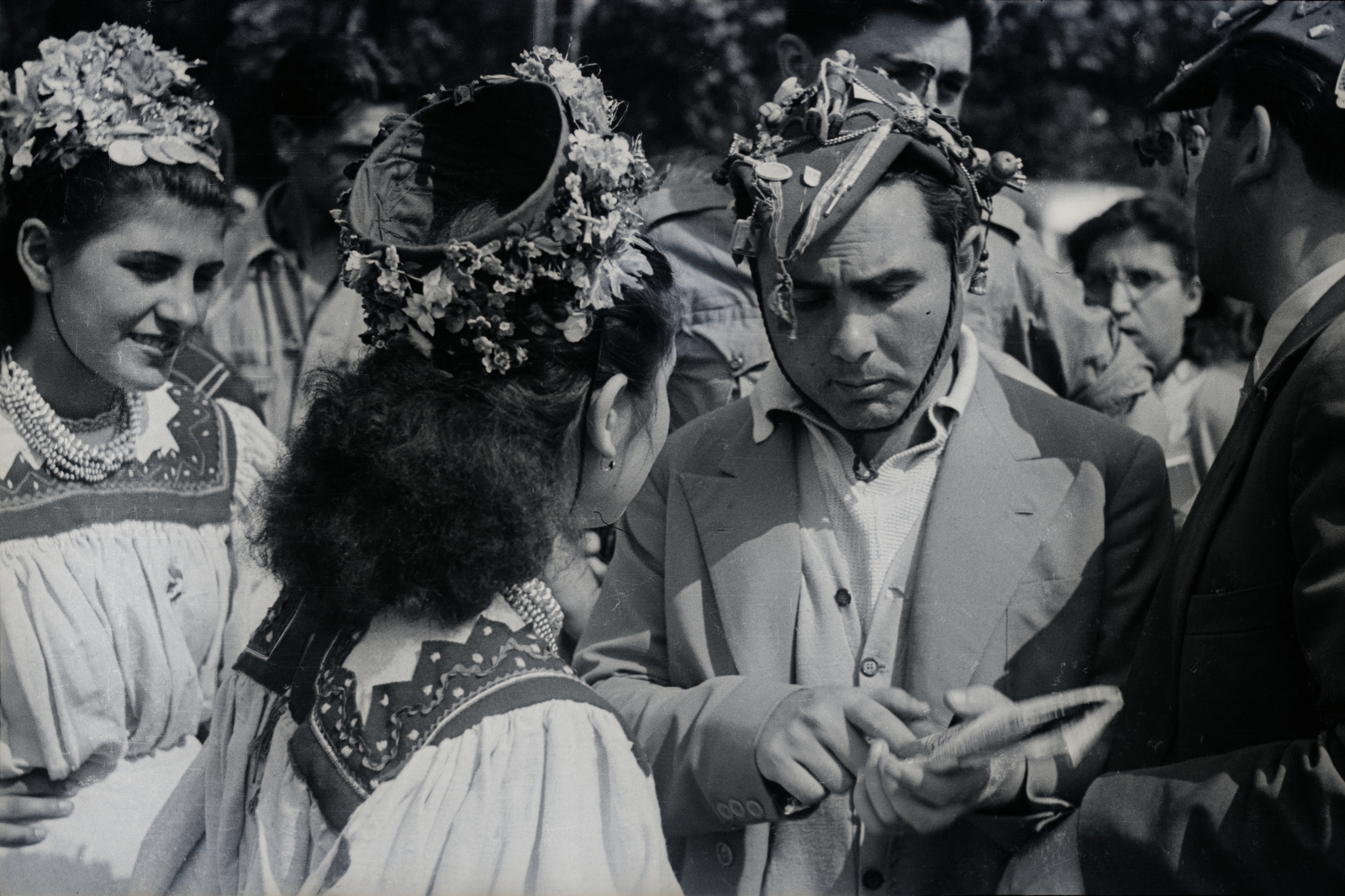 Hungary, Budapest XIV., Hősök tere a Szépművészeti Múzeum előtt. A felvétel az 1949. augusztus 14-től 28-ig tartott II. VIT (Világifjúsági Találkozó) résztvevőivel készitett film forgatásán készült., 1949, Chuckyeager tumblr, wreath, Budapest, Fortepan #134349