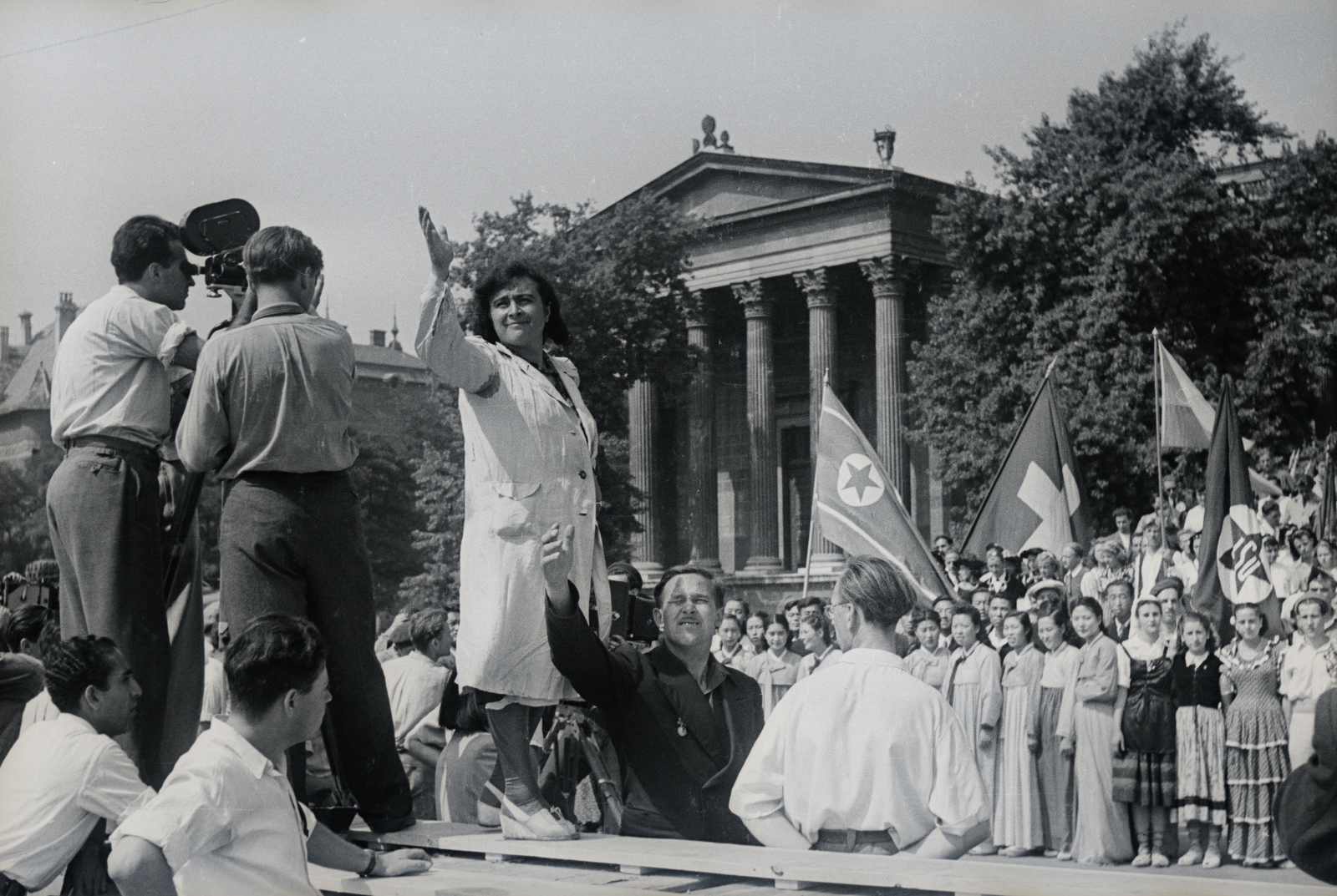 Hungary, Budapest XIV., Hősök tere a Szépművészeti Múzeum előtt. A felvétel az 1949. augusztus 14-től 28-ig tartott II. VIT (Világifjúsági Találkozó) résztvevőivel készitett film forgatásán készült., 1949, Chuckyeager tumblr, flag, cameraman, Budapest, looking into the distance, Fortepan #134350