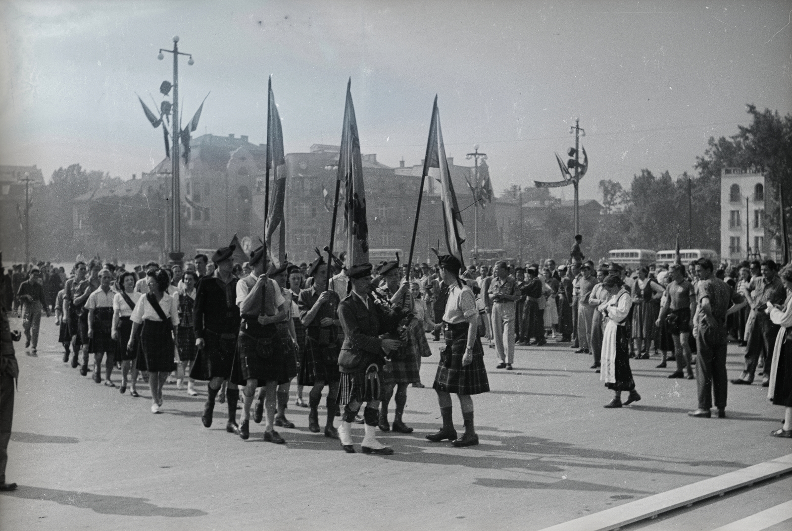 Hungary, Budapest XIV., Hősök tere a Szépművészeti Múzeum előtt. A felvétel az 1949. augusztus 14-től 28-ig tartott II. VIT (Világifjúsági Találkozó) résztvevőivel készitett film forgatásán készült., 1949, Chuckyeager tumblr, Budapest, Scottish people, Fortepan #134354