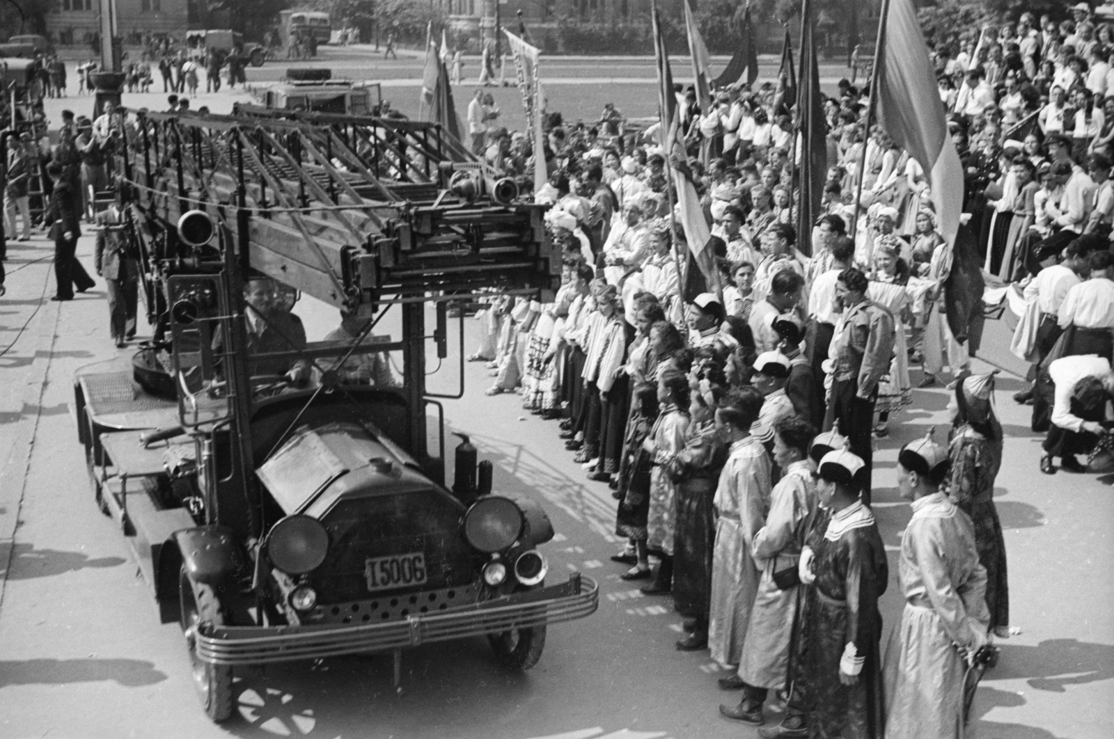 Hungary, Budapest XIV., Hősök tere a Szépművészeti Múzeum előtt. A felvétel az 1949. augusztus 14-től 28-ig tartott II. VIT (Világifjúsági Találkozó) résztvevőivel készitett film forgatásán készült., 1949, Chuckyeager tumblr, Budapest, Fortepan #134355
