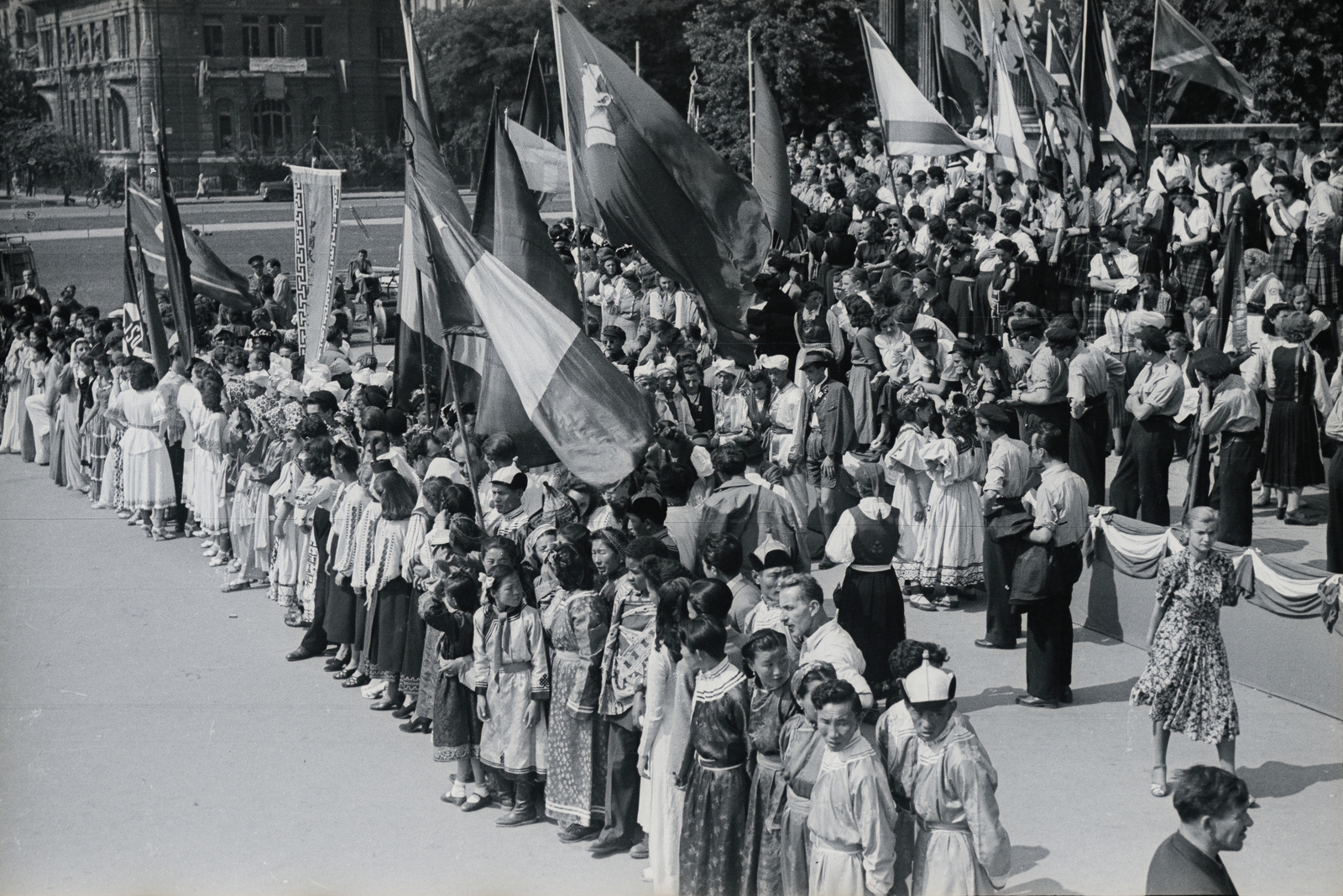 Magyarország, Budapest XIV., Hősök tere a Szépművészeti Múzeum előtt. A felvétel az 1949. augusztus 14-től 28-ig tartott II. VIT (Világifjúsági Találkozó) résztvevőivel készitett film forgatásán készült., 1949, Chuckyeager tumblr, Budapest, Világifjúsági és Diáktalálkozó, Fortepan #134358