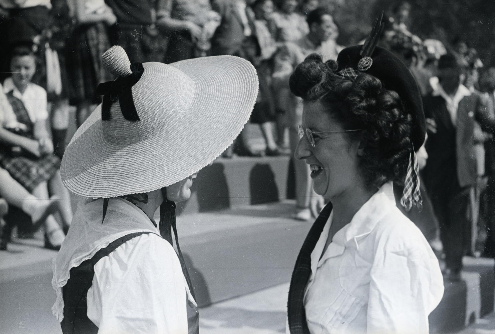 Hungary, Budapest XIV., Hősök tere a Szépművészeti Múzeum előtt. A felvétel az 1949. augusztus 14-től 28-ig tartott II. VIT (Világifjúsági Találkozó) résztvevőivel készitett film forgatásán készült., 1949, Chuckyeager tumblr, straw hat, face profile, Budapest, Fortepan #134361
