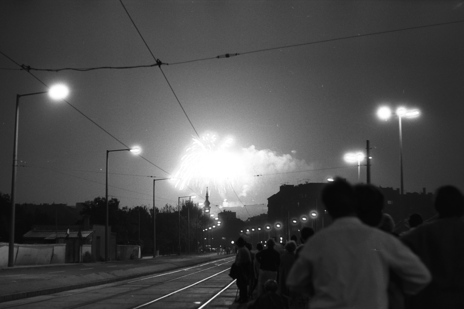 Magyarország, Budapest I., Krisztina körút a Déli pályaudvartól nézve, Háttérben a Krisztina téri templom. Tüzijáték a Gellért-hegyen., 1973, Chuckyeager tumblr, tűzijáték, Budapest, Fortepan #134365