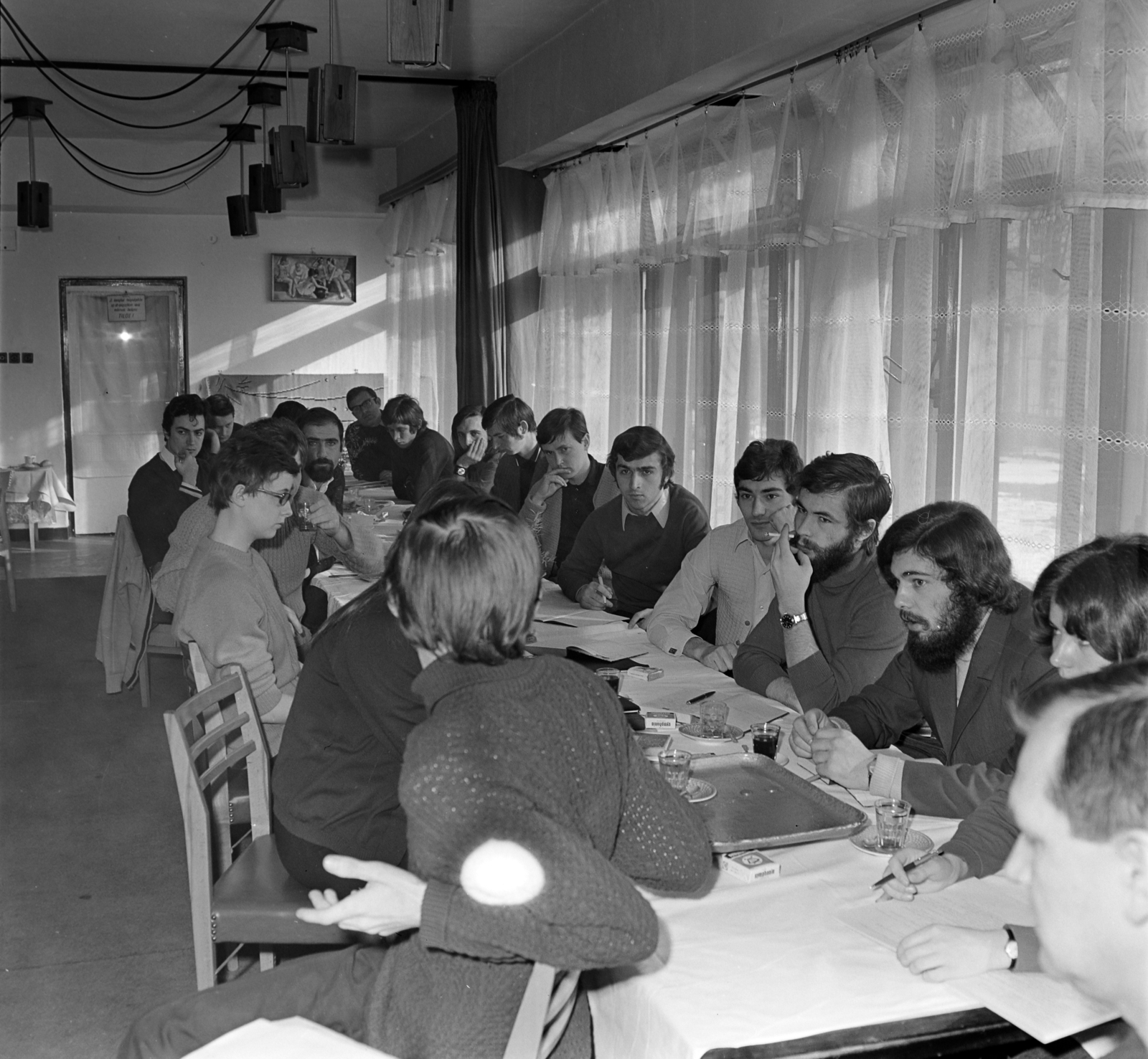 1977, Bercsényi Kollégium Fotókör, beszélgetés, asztal, Fortepan #134392