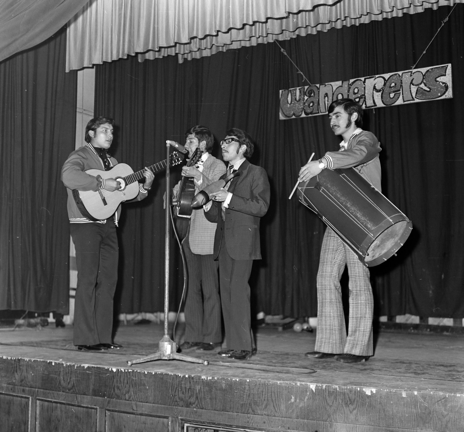 1971, Bercsényi Kollégium Fotókör, love, youth, microphone, stage, guitar, drum, microphone stand, Fortepan #134395
