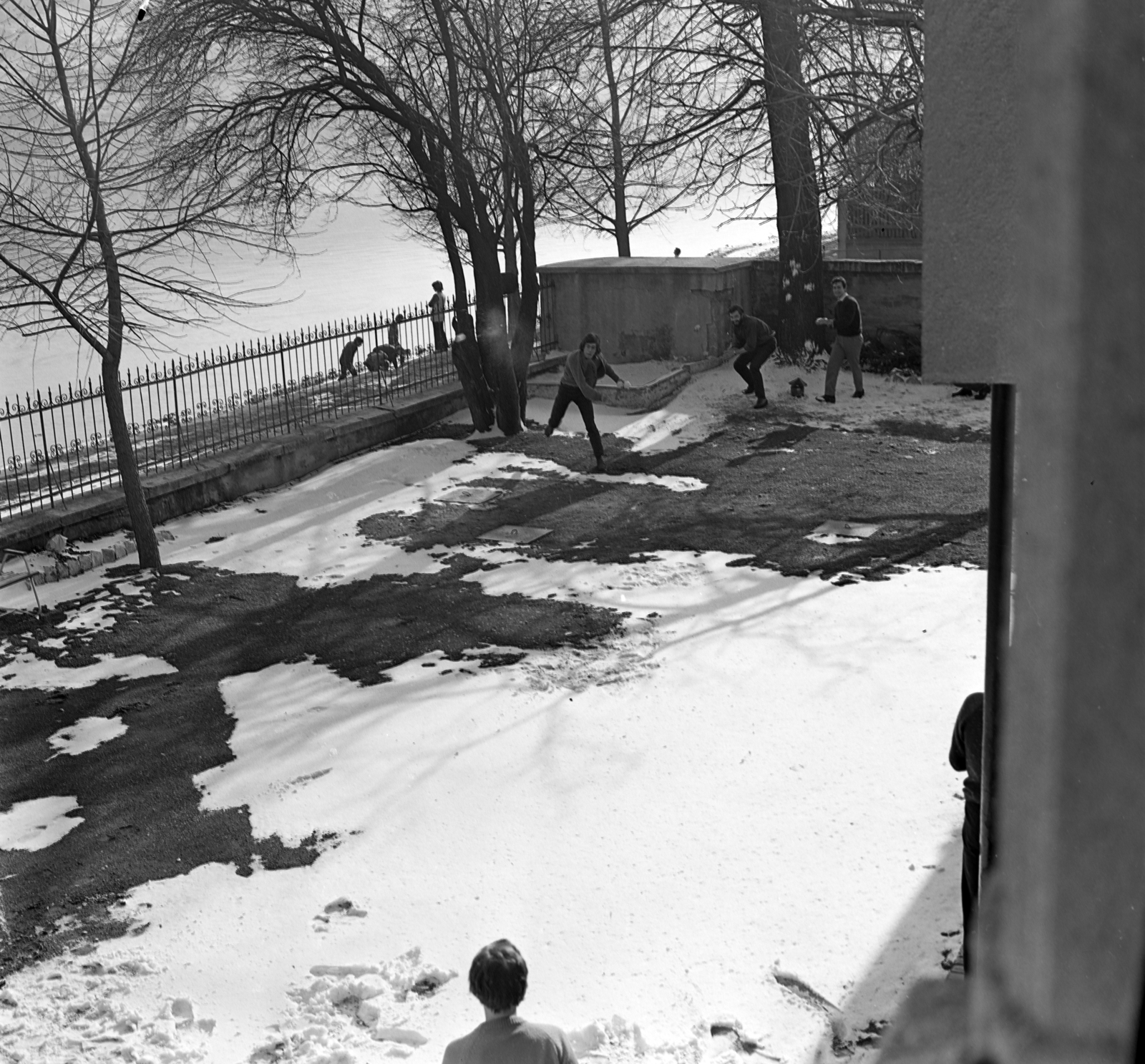 Hungary, Nagymaros, Duna utca 2., a Budapesti Műszaki Egyetem üdülője., 1971, Bercsényi Kollégium Fotókör, snow, snowball, Fortepan #134397