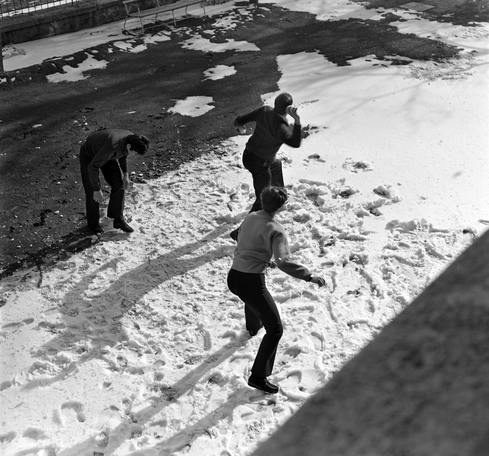 Hungary, Nagymaros, Duna utca 2., a Budapesti Műszaki Egyetem üdülője., 1971, Bercsényi Kollégium Fotókör, snow, snowball, Fortepan #134398