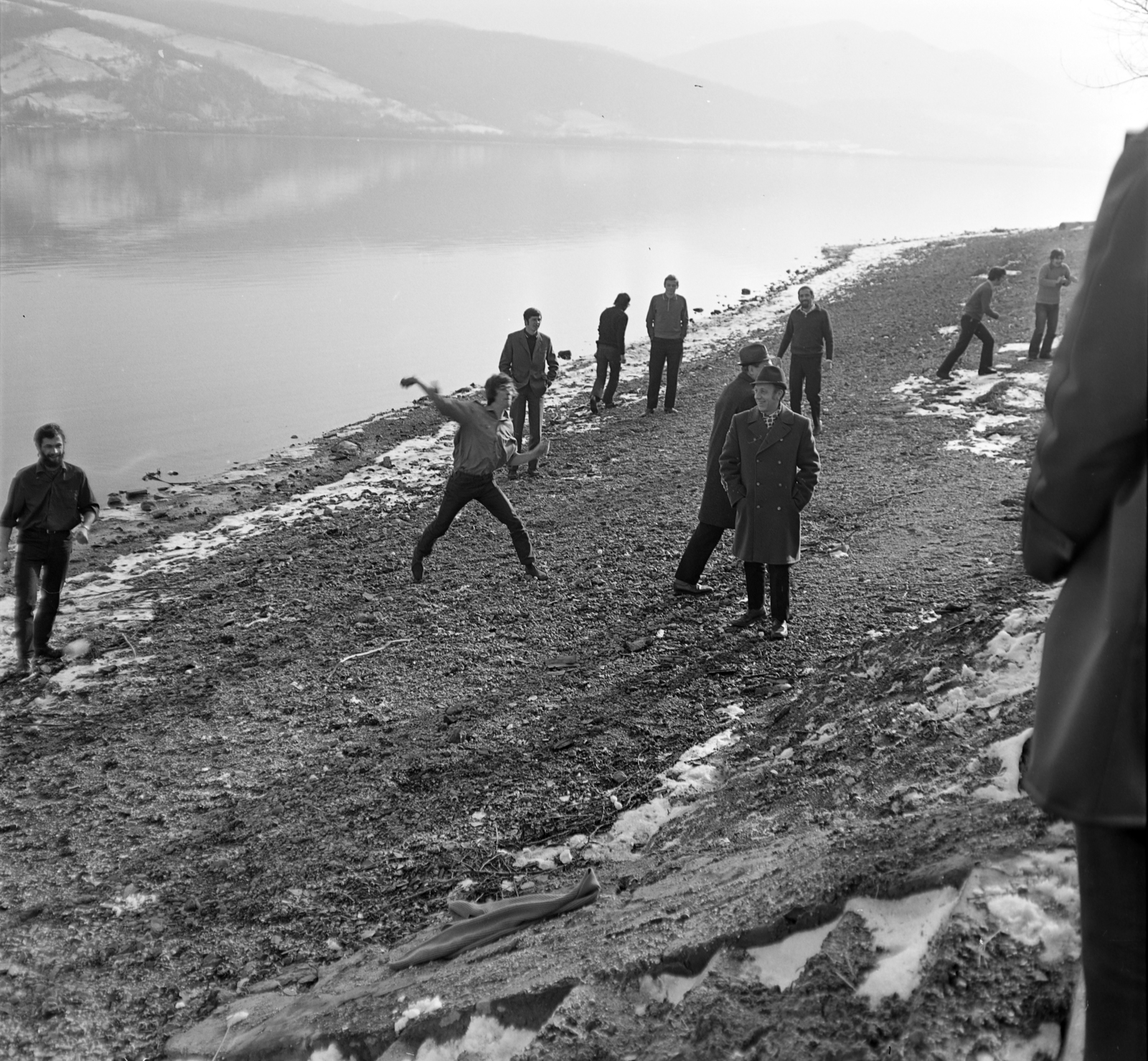 Hungary, Nagymaros, Duna-part a Budapesti Műszaki Egyetem Duna utca 2. szám alatti üdülője előtt., 1971, Bercsényi Kollégium Fotókör, Fortepan #134400