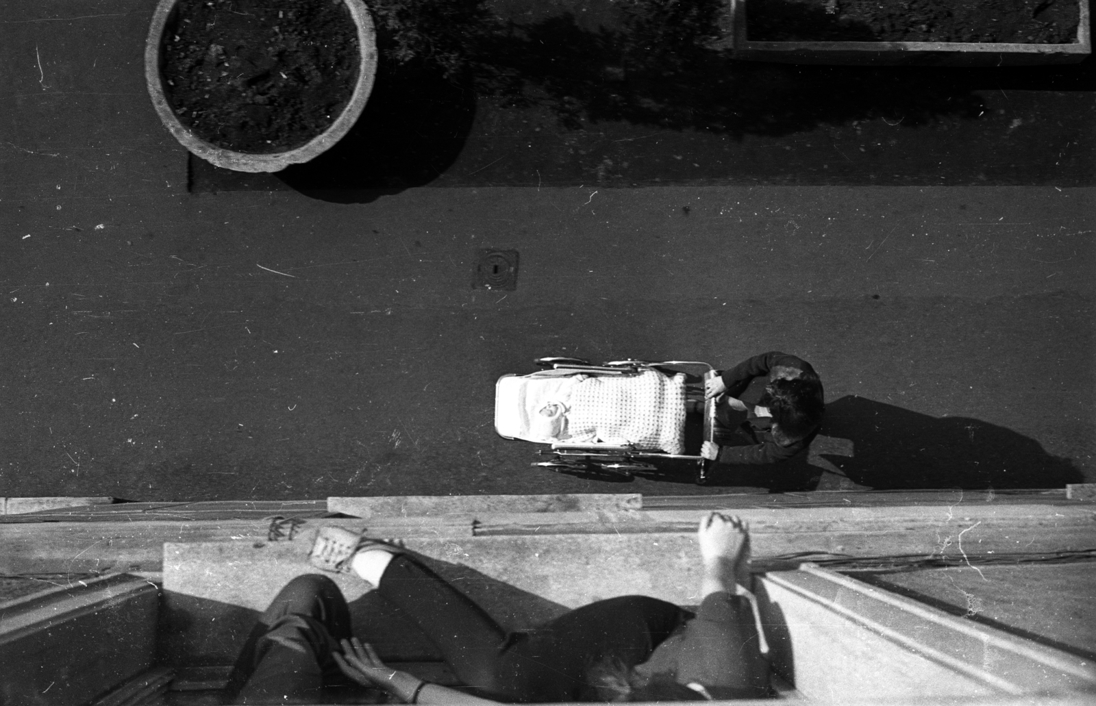Hungary, Budapest XI., Bercsényi utca a BME kollégiumának ablakából nézve., 1972, Bercsényi Kollégium Fotókör, Budapest, flower box, sitting on a windowsill, Fortepan #134426
