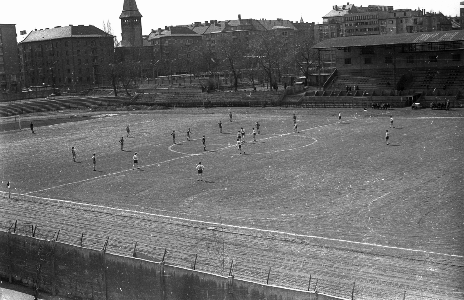 Hungary, Budapest XI., Kőrösy József utca, BEAC sportpálya a BME Bercsényi utcai kollégiumából nézve. Balra az Október huszonharmadika (Schönherz Zoltán) utca, Kelenföldi református templom., 1972, Bercsényi Kollégium Fotókör, soccer field, Budapest, Fortepan #134429