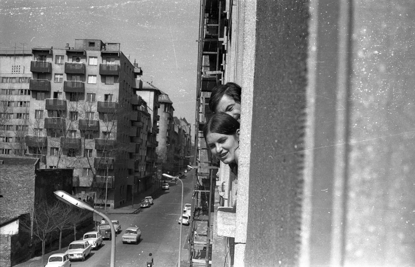 Hungary, Budapest XI., Bercsényi utca a BME kollégiumának ablakából a Váli utca felé nézve., 1972, Bercsényi Kollégium Fotókör, Fiat-brand, Budapest, leaning out of the window, Fortepan #134432