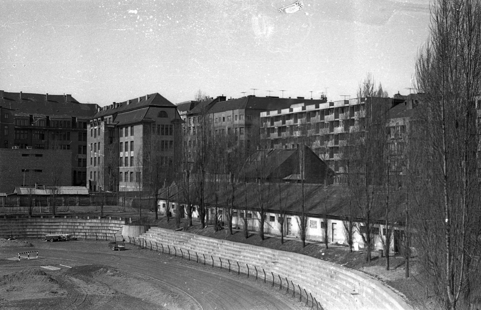 Hungary, Budapest XI., BEAC pálya a BME kollégiumának ablakából a Váli utca felé nézve., 1972, Bercsényi Kollégium Fotókör, Budapest, Fortepan #134434